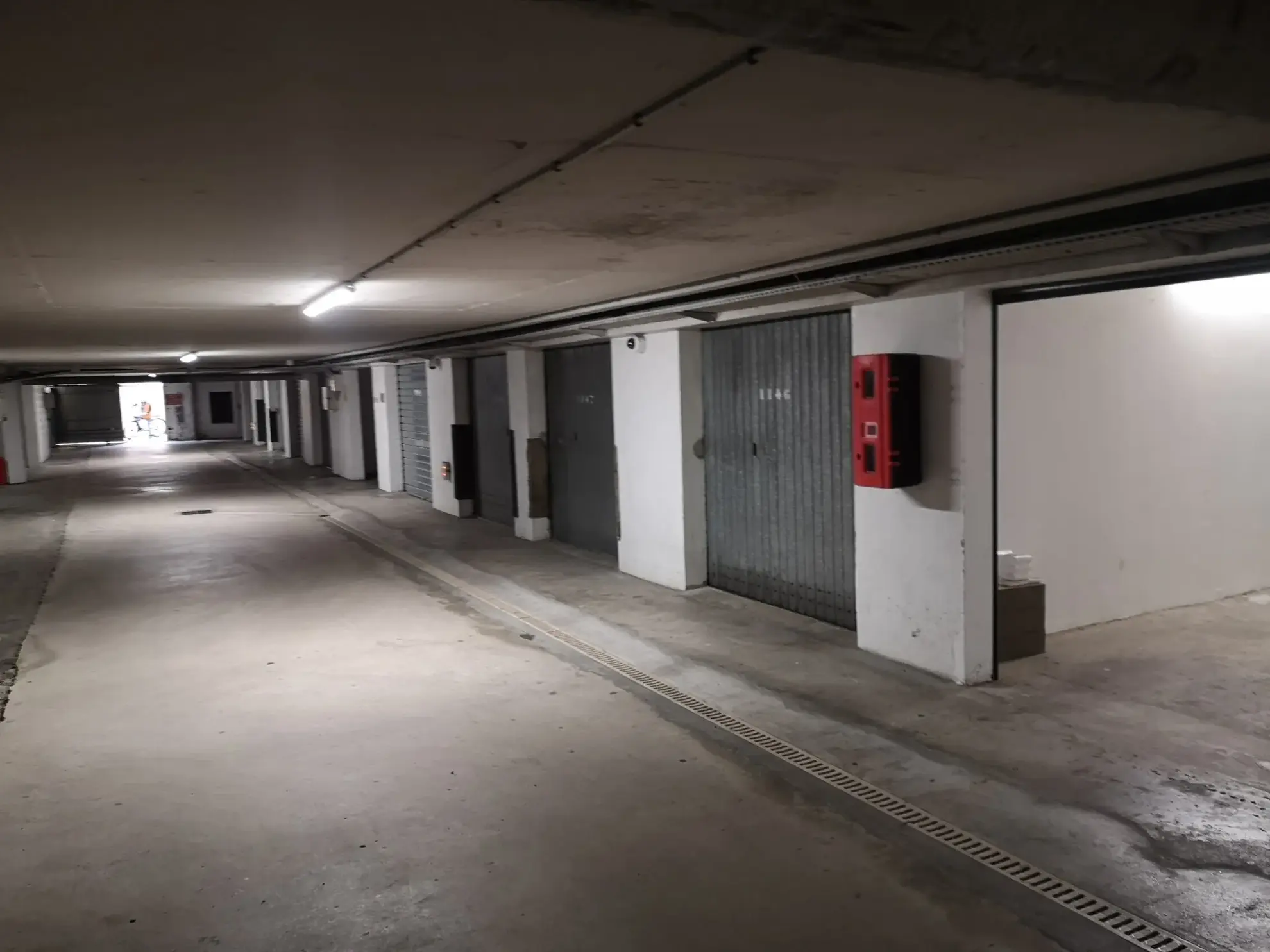 Garage de 52 m² en sous-sol à Mandelieu - Stationnement sécurisé 