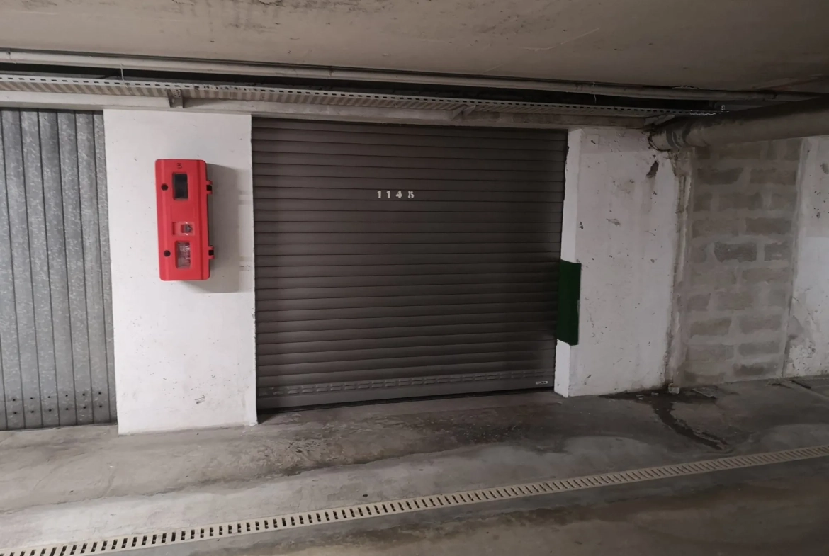 Garage de 52 m² en sous-sol à Mandelieu - Stationnement sécurisé 