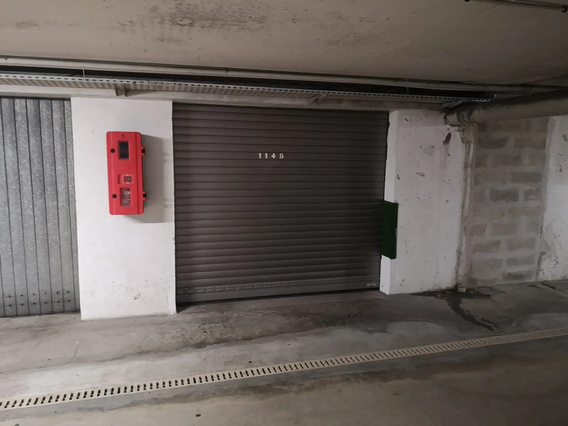 Garage de 52 m² en sous-sol à Mandelieu - Stationnement sécurisé 