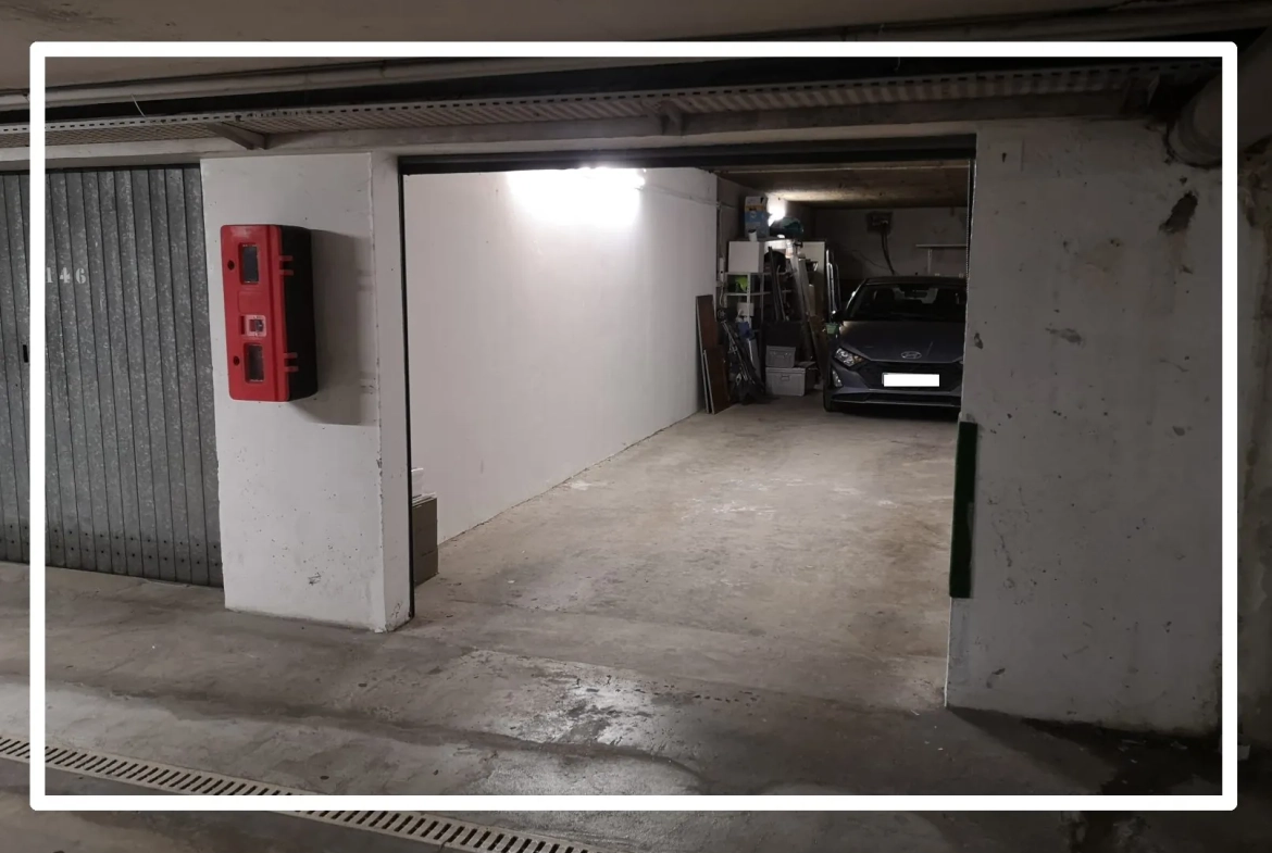 Garage de 52 m² en sous-sol à Mandelieu - Stationnement sécurisé 