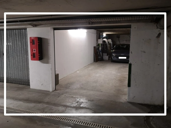 Garage de 52 m² en sous-sol à Mandelieu - Stationnement sécurisé