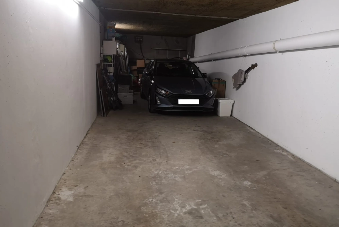 Garage de 52 m² en sous-sol à Mandelieu - Stationnement sécurisé 