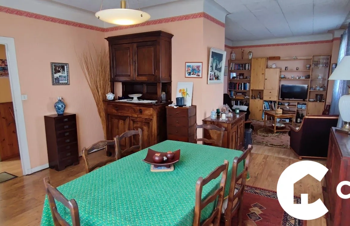 Maison de ville à rénover avec 5 chambres et jardin à Oloron-Sainte-Marie 