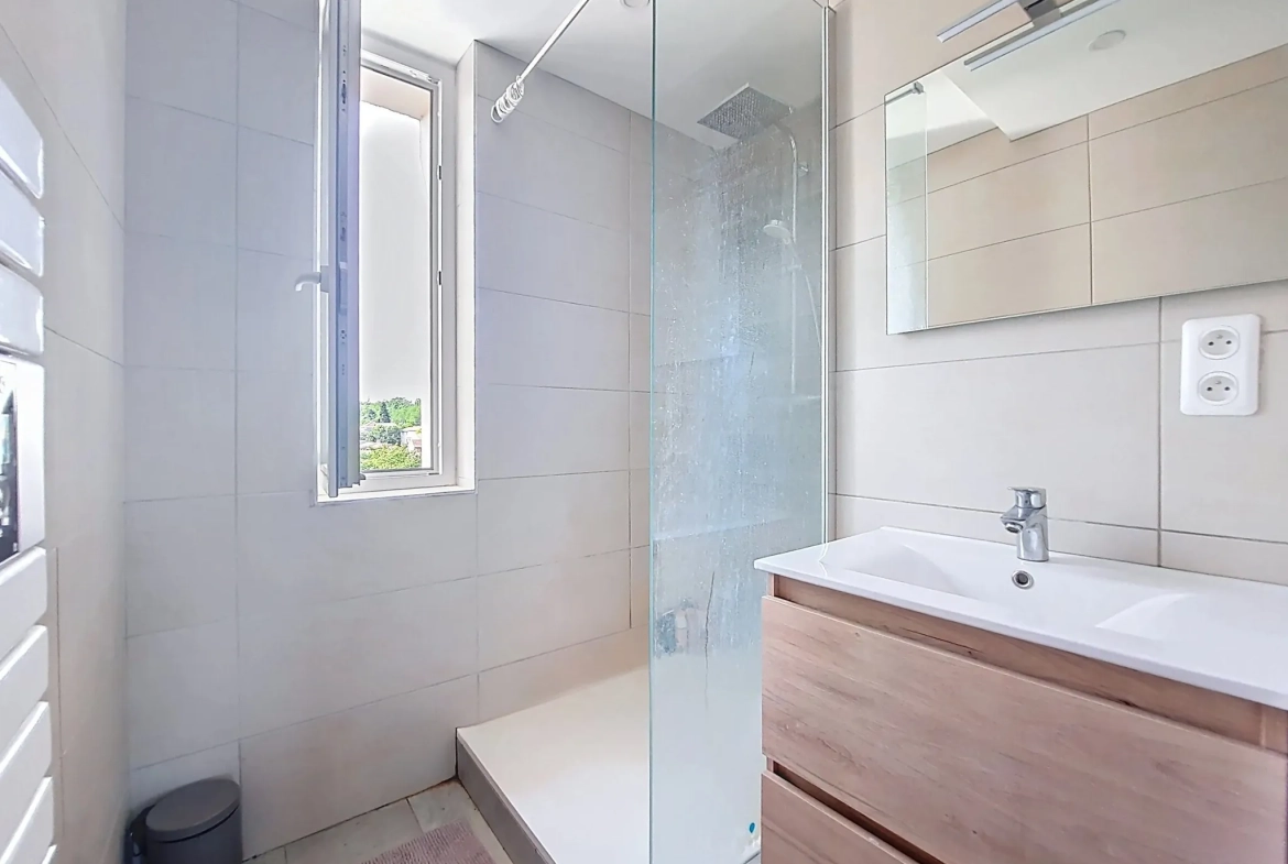 Appartement T3 rénové de 65 m2 à Saint-Symphorien-d’Ozon - Dernier étage avec cave 