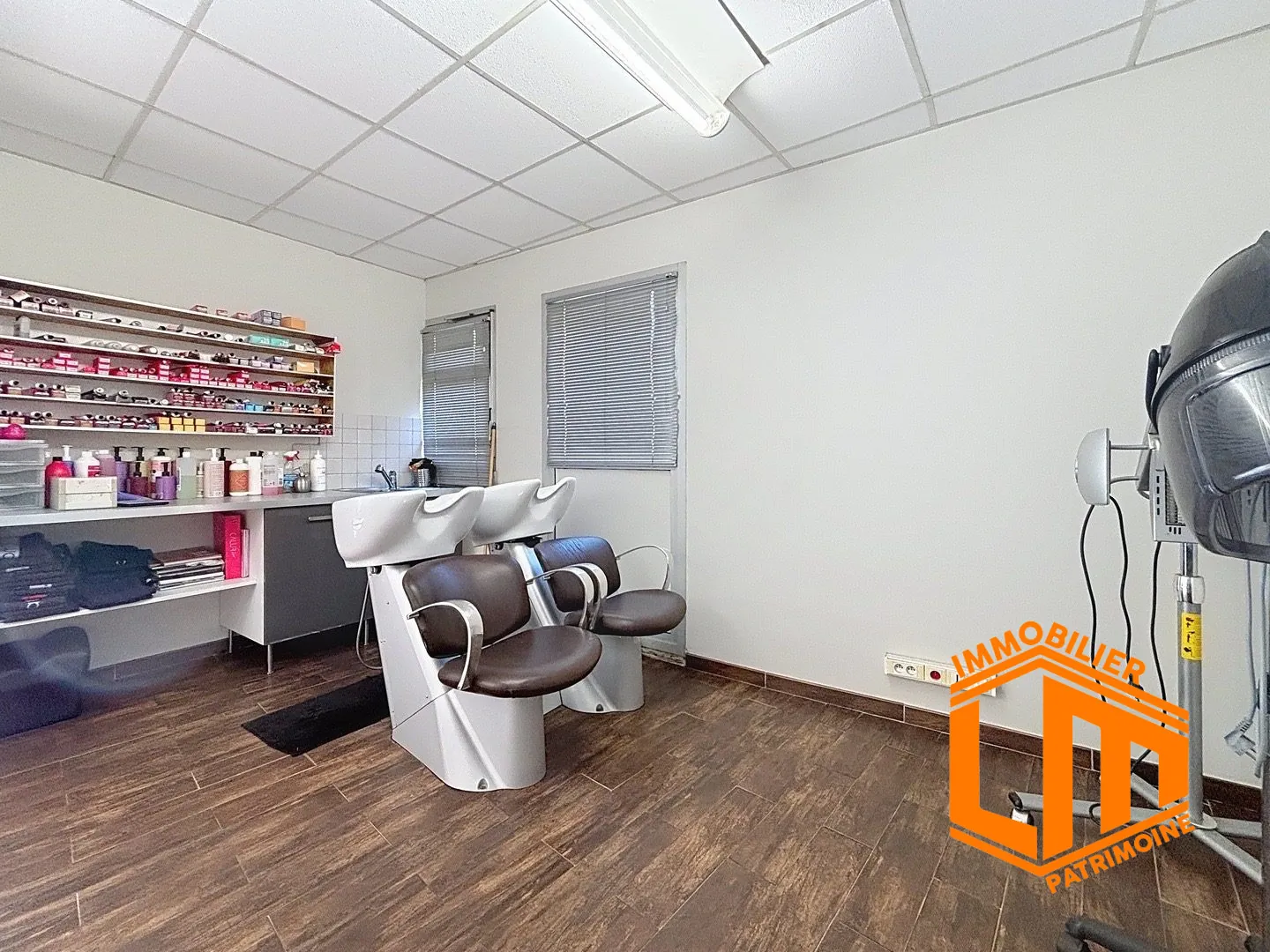 Fonds de commerce d'un salon de coiffure à Saint-Thibéry - Opportunité clé en main 