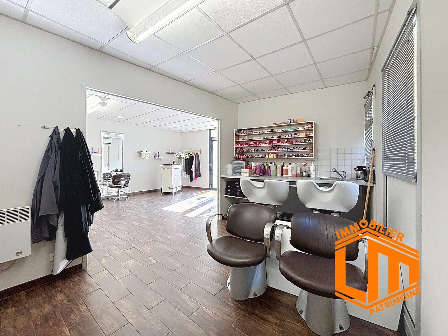 Fonds de commerce d'un salon de coiffure à Saint-Thibéry - Opportunité clé en main 