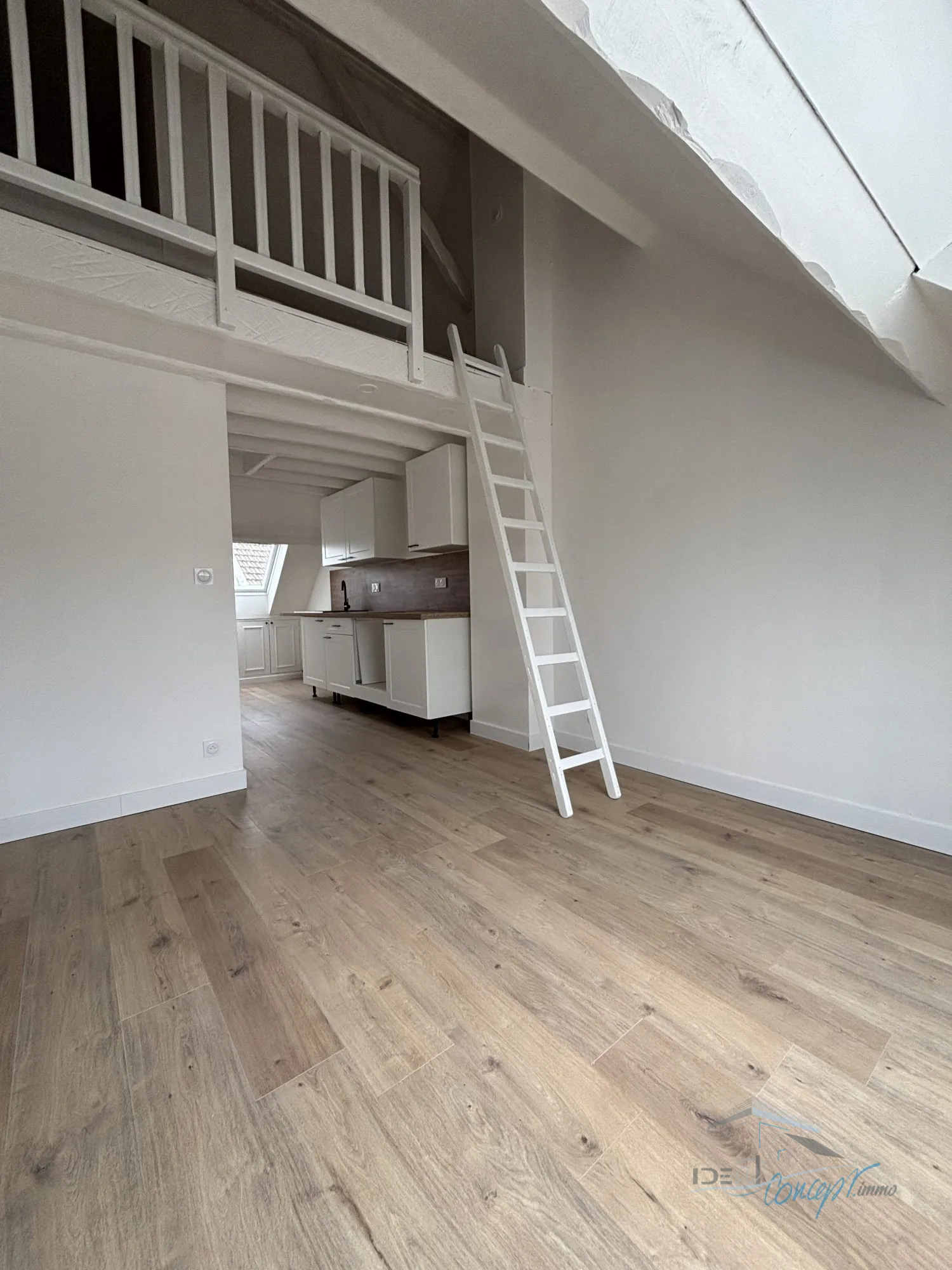 Appartement en dernier étage avec mezzanine à Lardy, faibles charges, proche écoles et commerces 