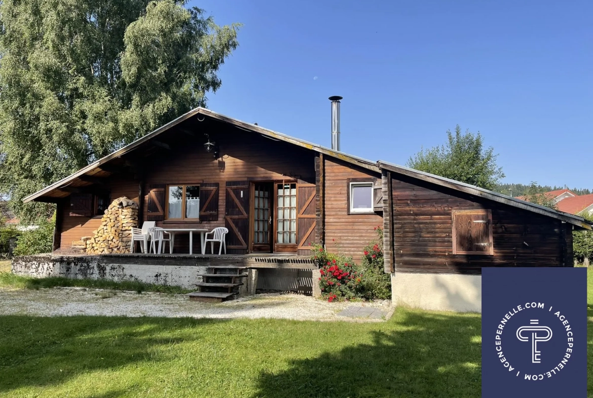 Chalet rénovable avec grand terrain proche du centre-ville de Le Russey 