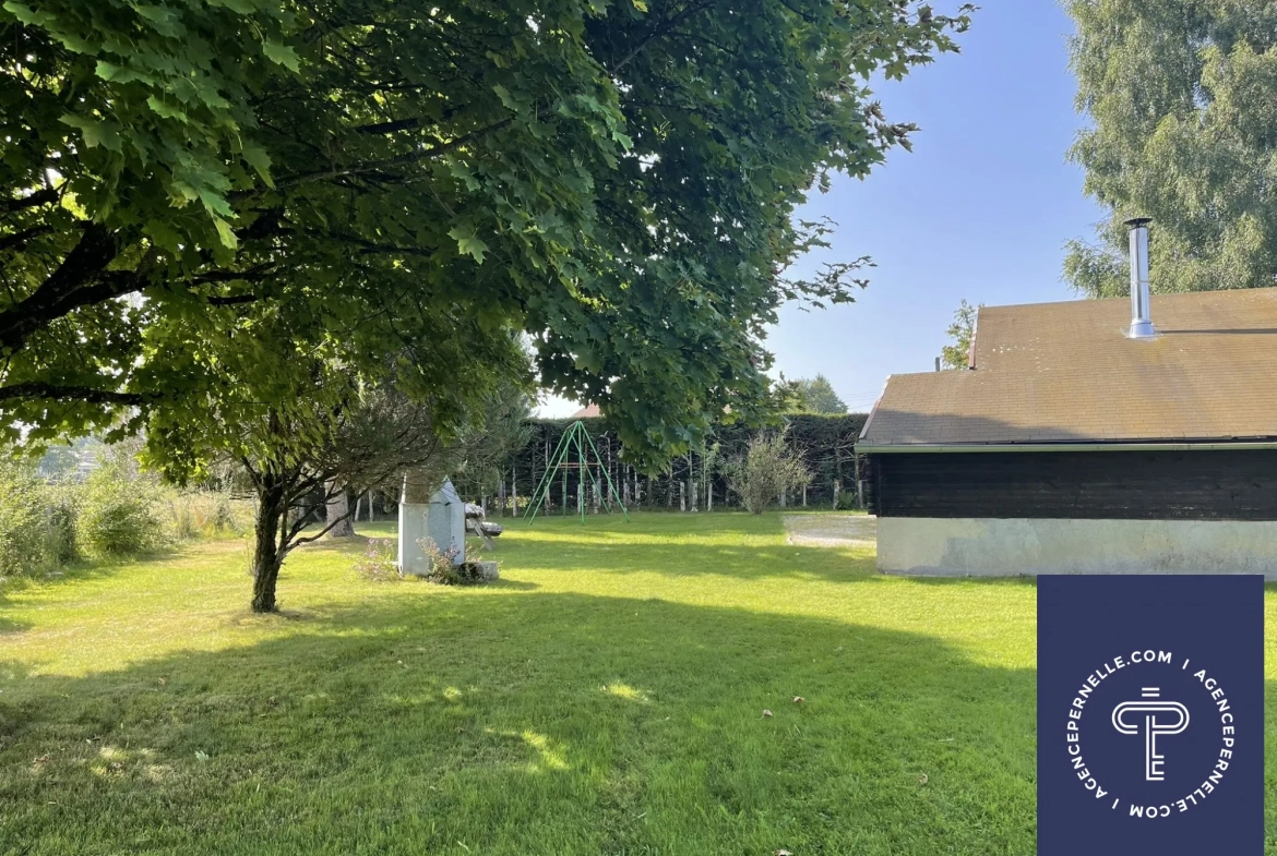 Chalet rénovable avec grand terrain proche du centre-ville de Le Russey 