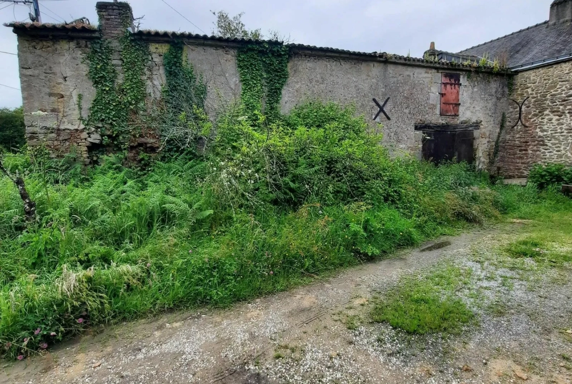 Bâtiment en pierres à rénover à Malville - Centre-ville, proche commodités 