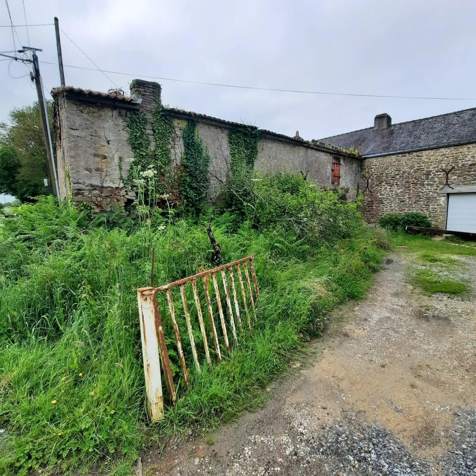 Bâtiment en pierres à rénover à Malville - Centre-ville, proche commodités 