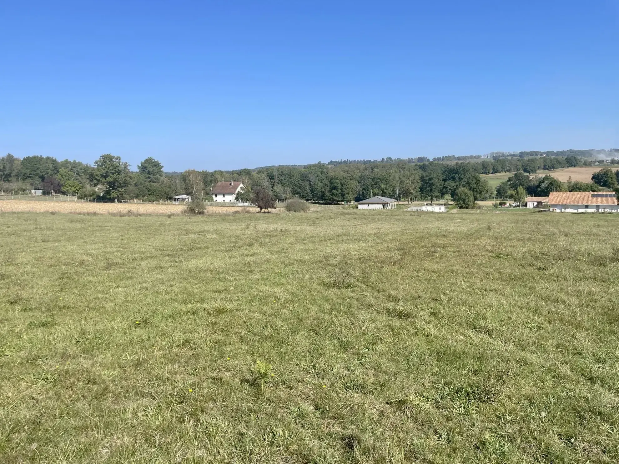 Terrain à vendre à Thiviers de 1700 m², proche centre-ville et commodités 