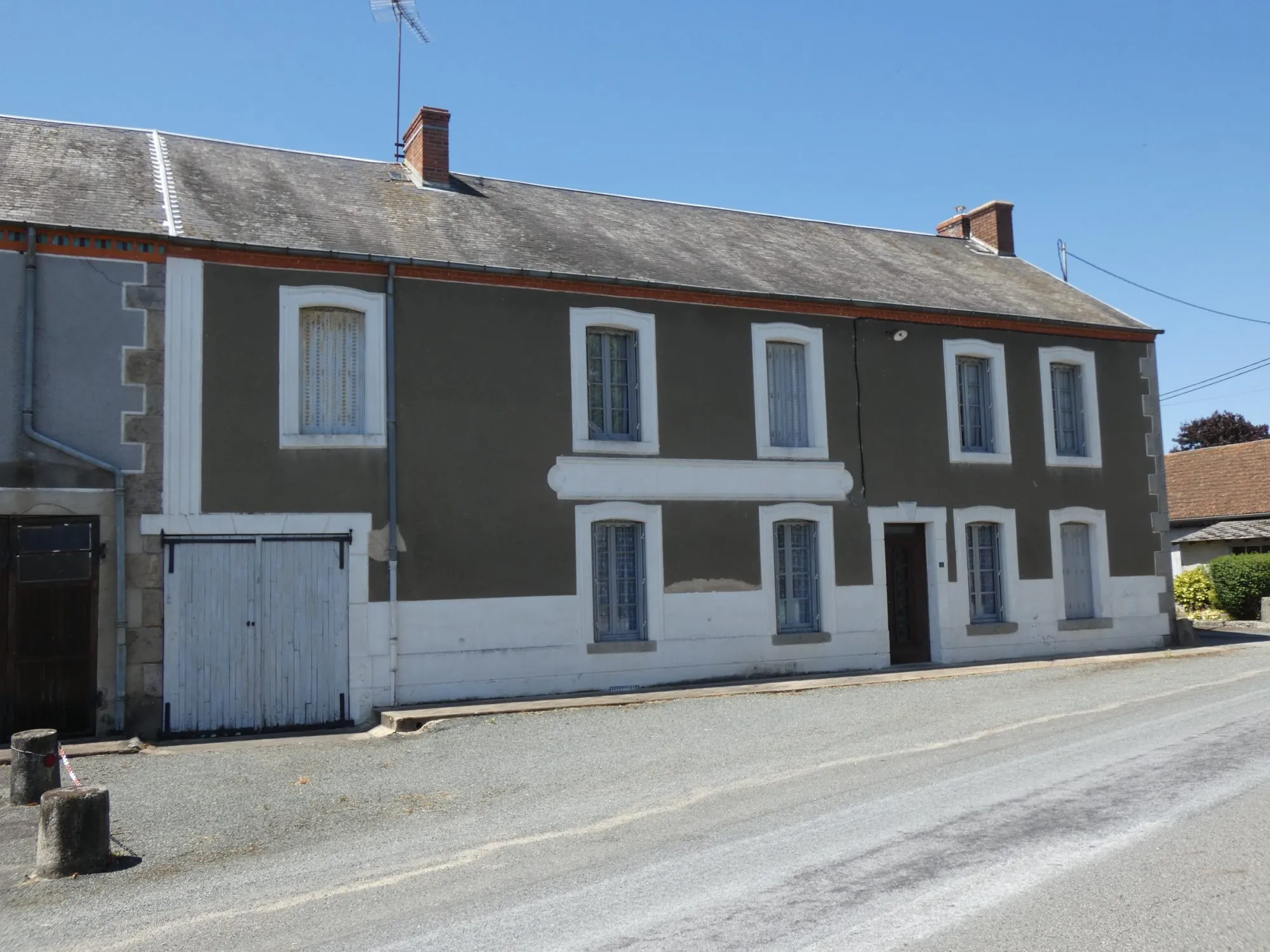 Grande maison avec plusieurs granges, cour et jardin à Jarnages 