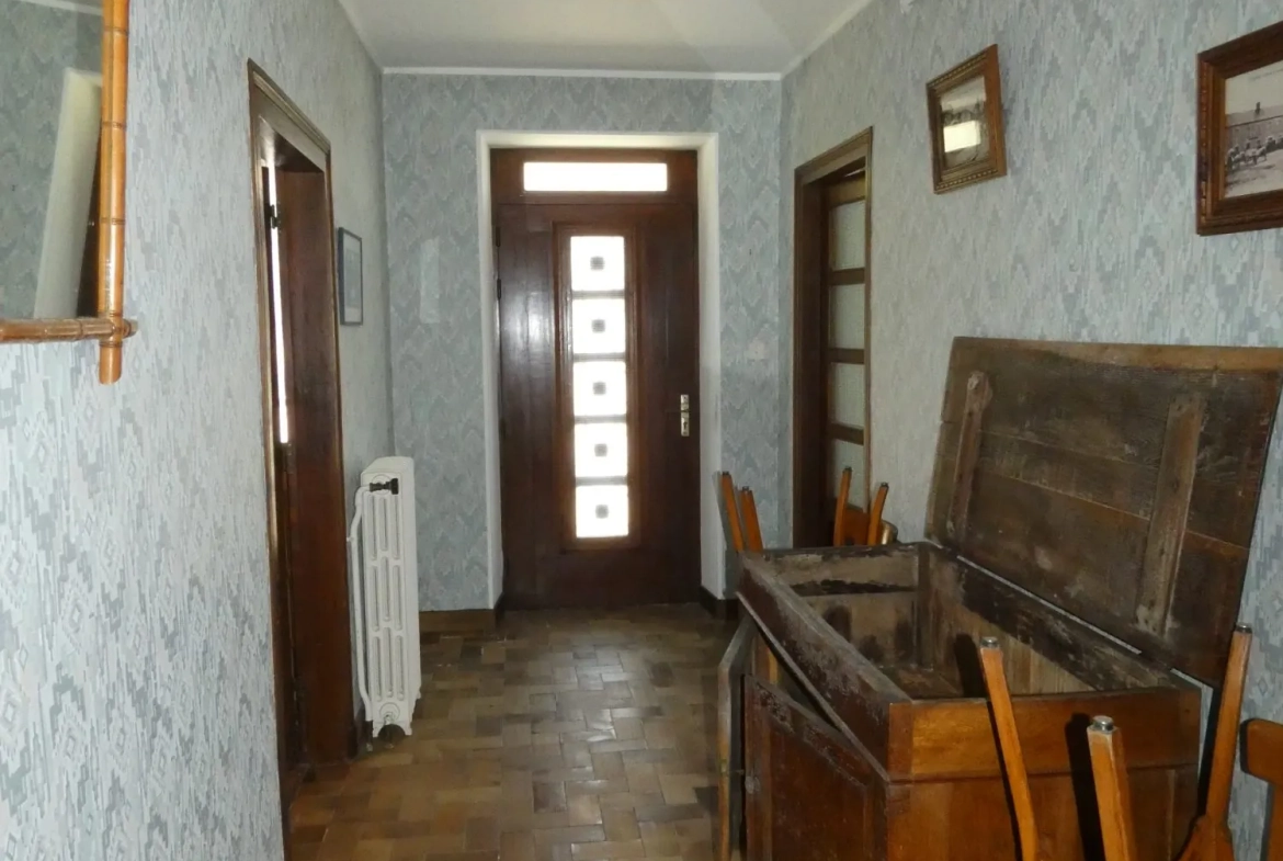 Grande maison avec plusieurs granges, cour et jardin à Jarnages 