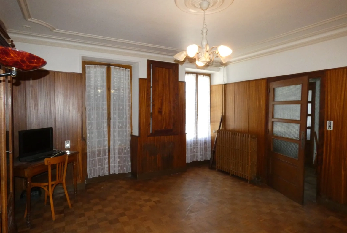 Grande maison avec plusieurs granges, cour et jardin à Jarnages 