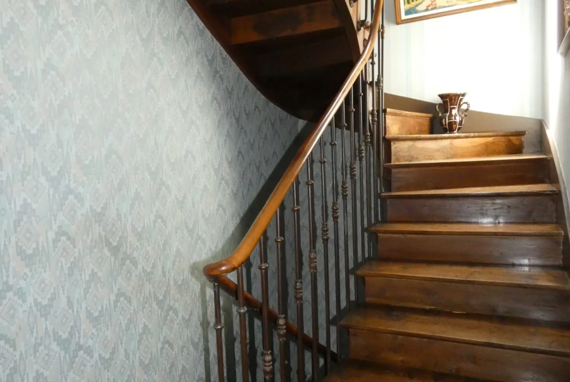 Grande maison avec plusieurs granges, cour et jardin à Jarnages 