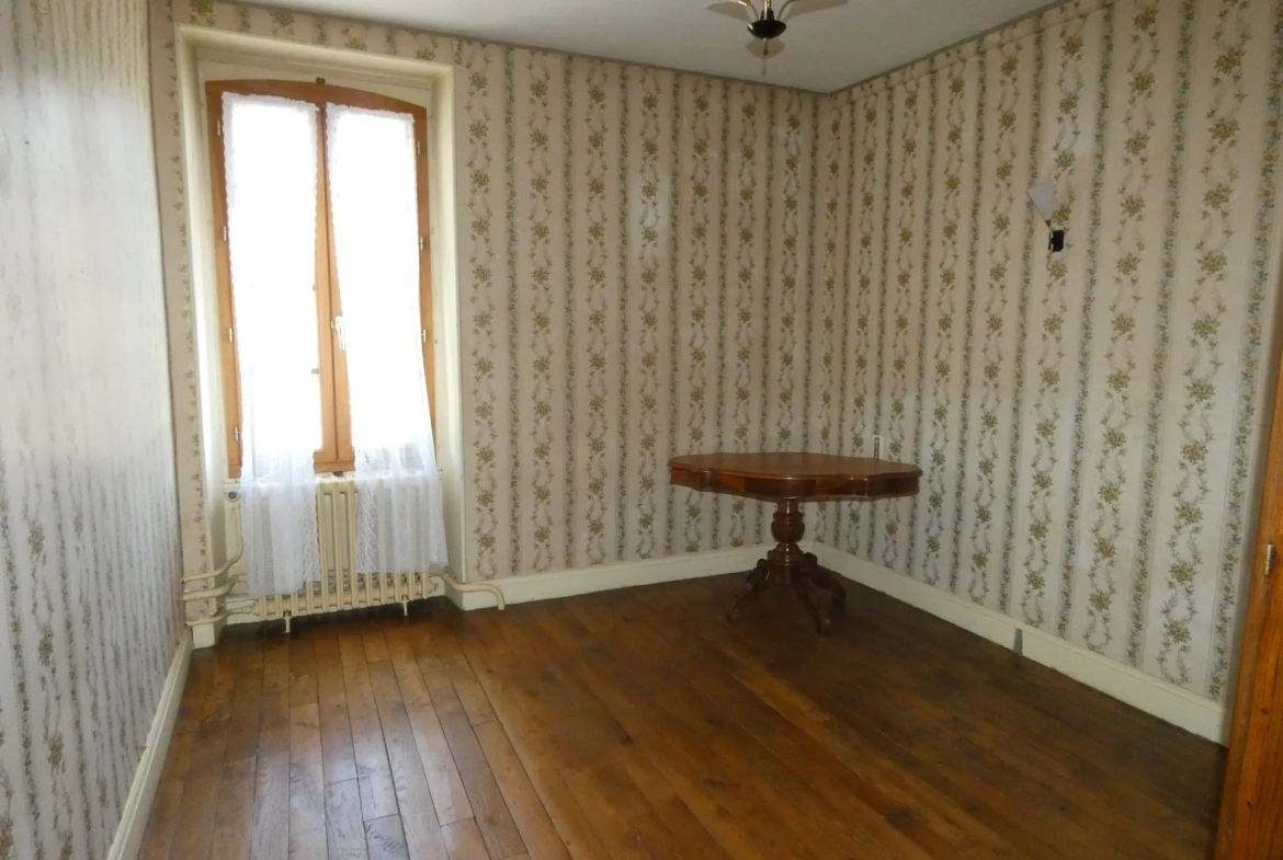Grande maison avec plusieurs granges, cour et jardin à Jarnages 