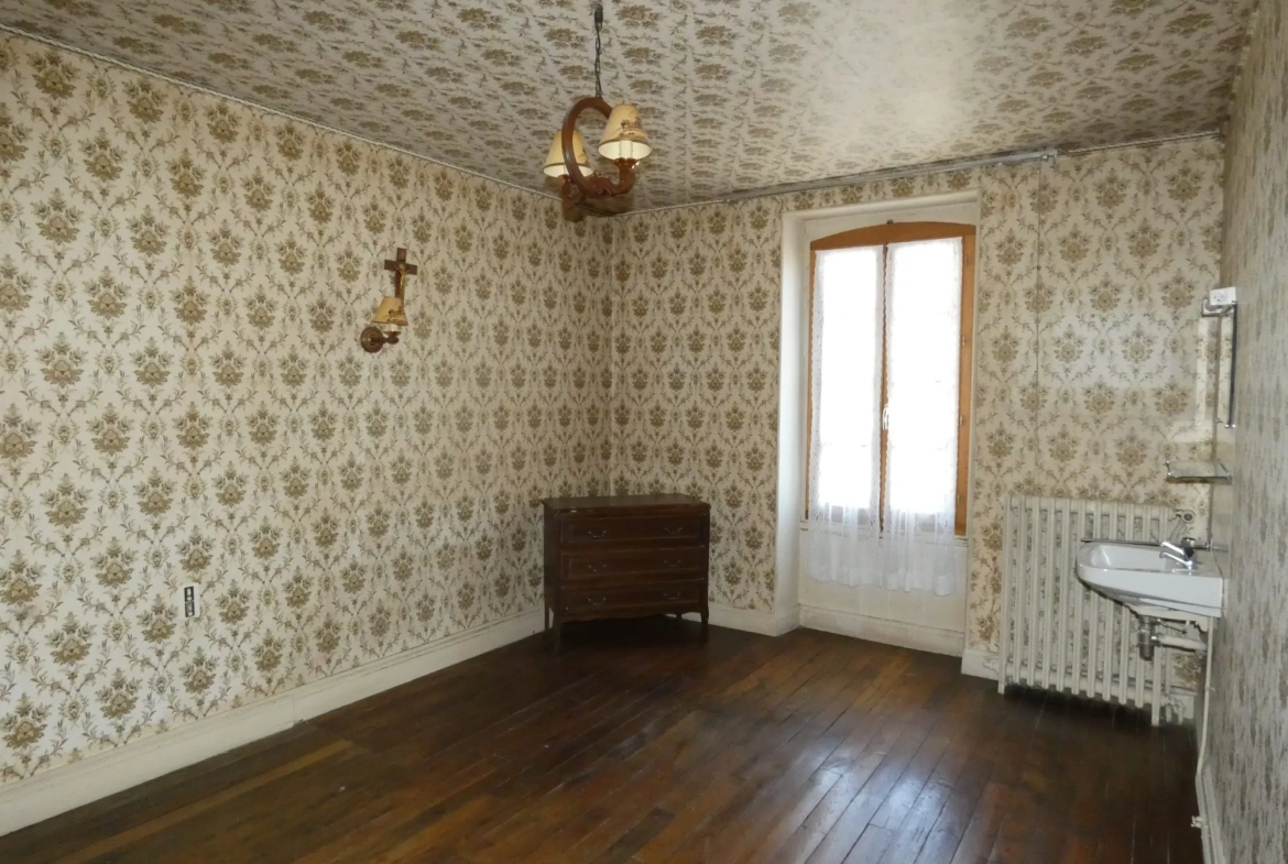 Grande maison avec plusieurs granges, cour et jardin à Jarnages 