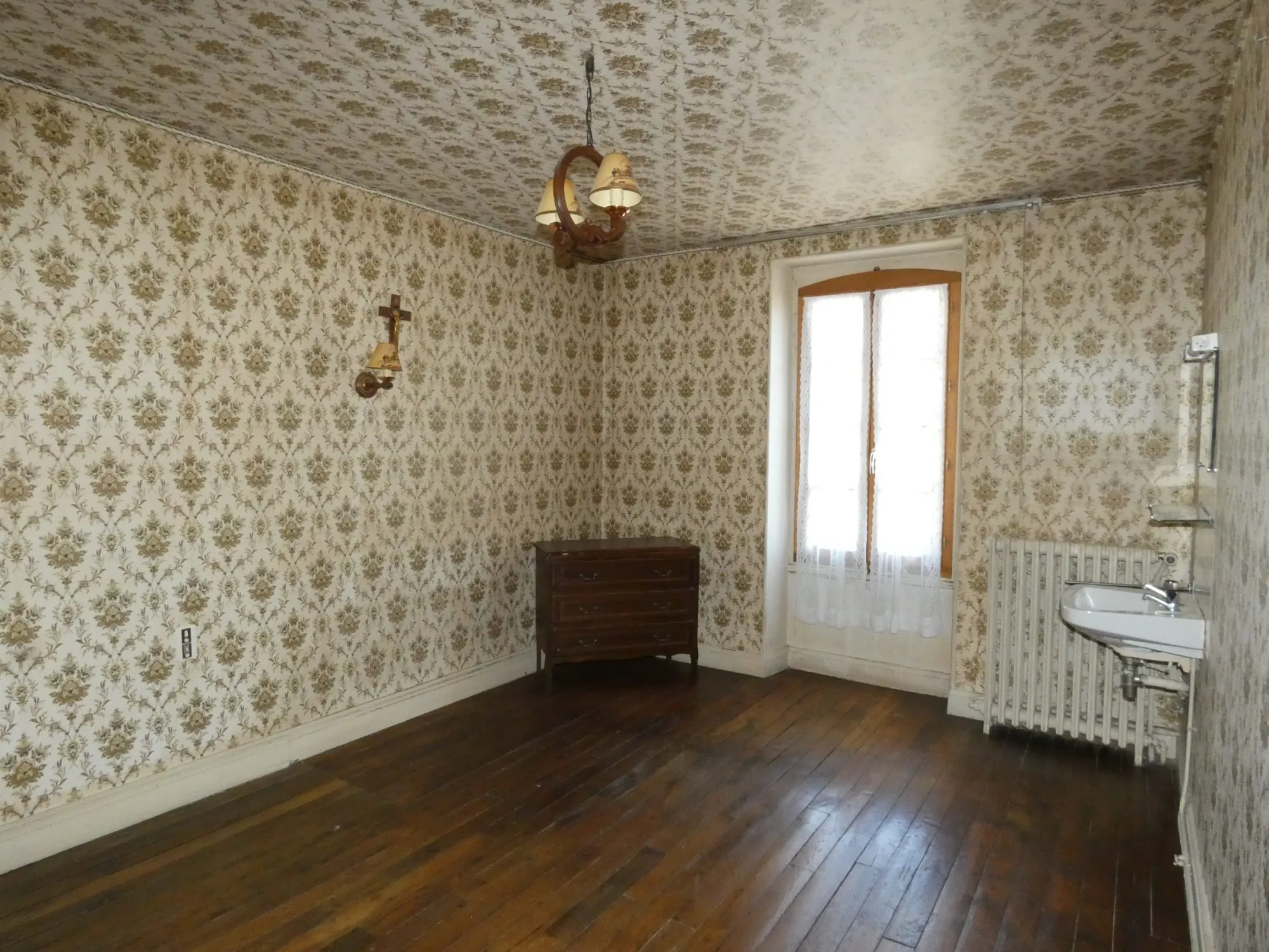 Grande maison avec plusieurs granges, cour et jardin à Jarnages 