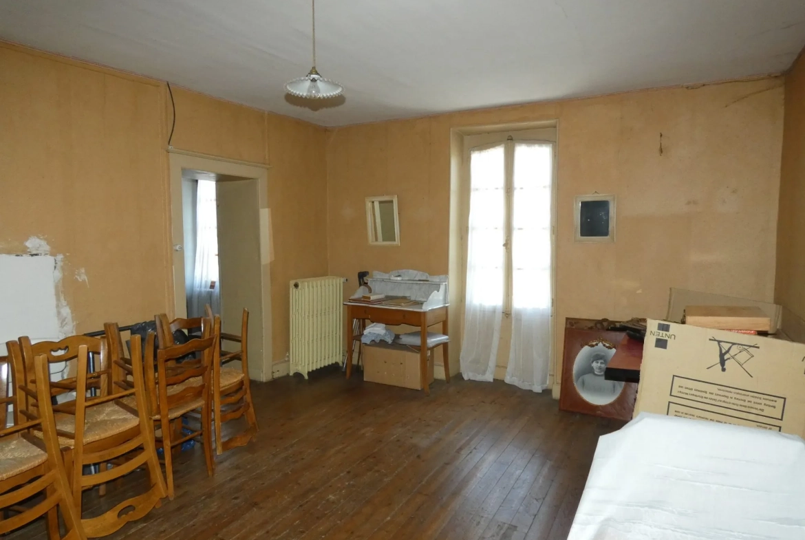 Grande maison avec plusieurs granges, cour et jardin à Jarnages 