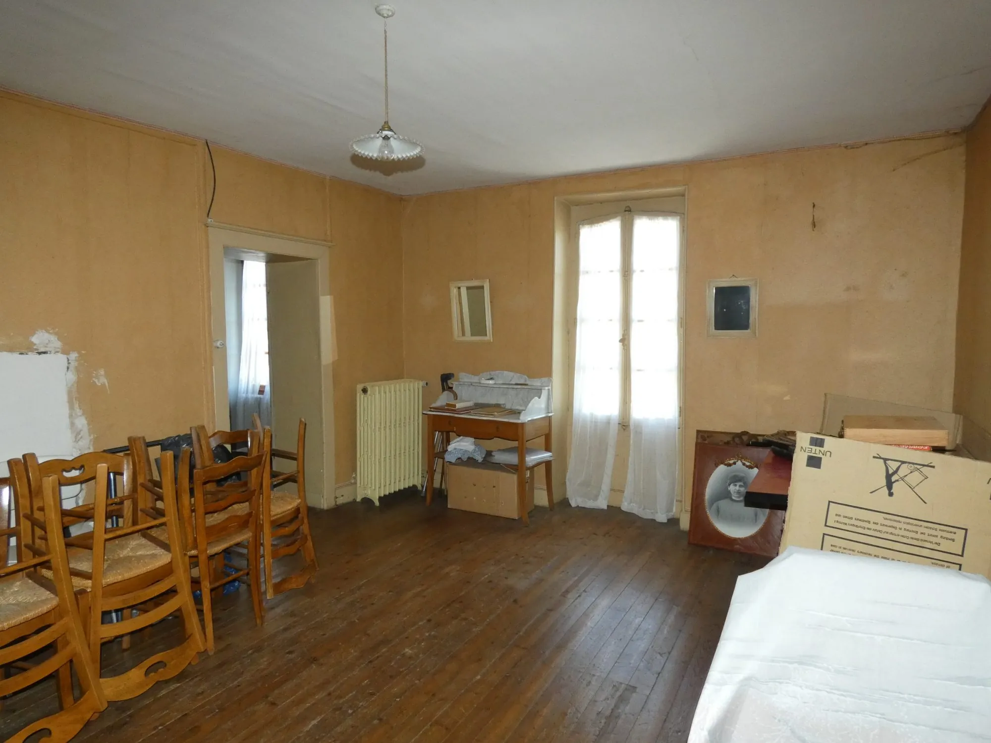 Grande maison avec plusieurs granges, cour et jardin à Jarnages 