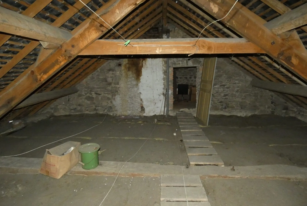 Grande maison avec plusieurs granges, cour et jardin à Jarnages 