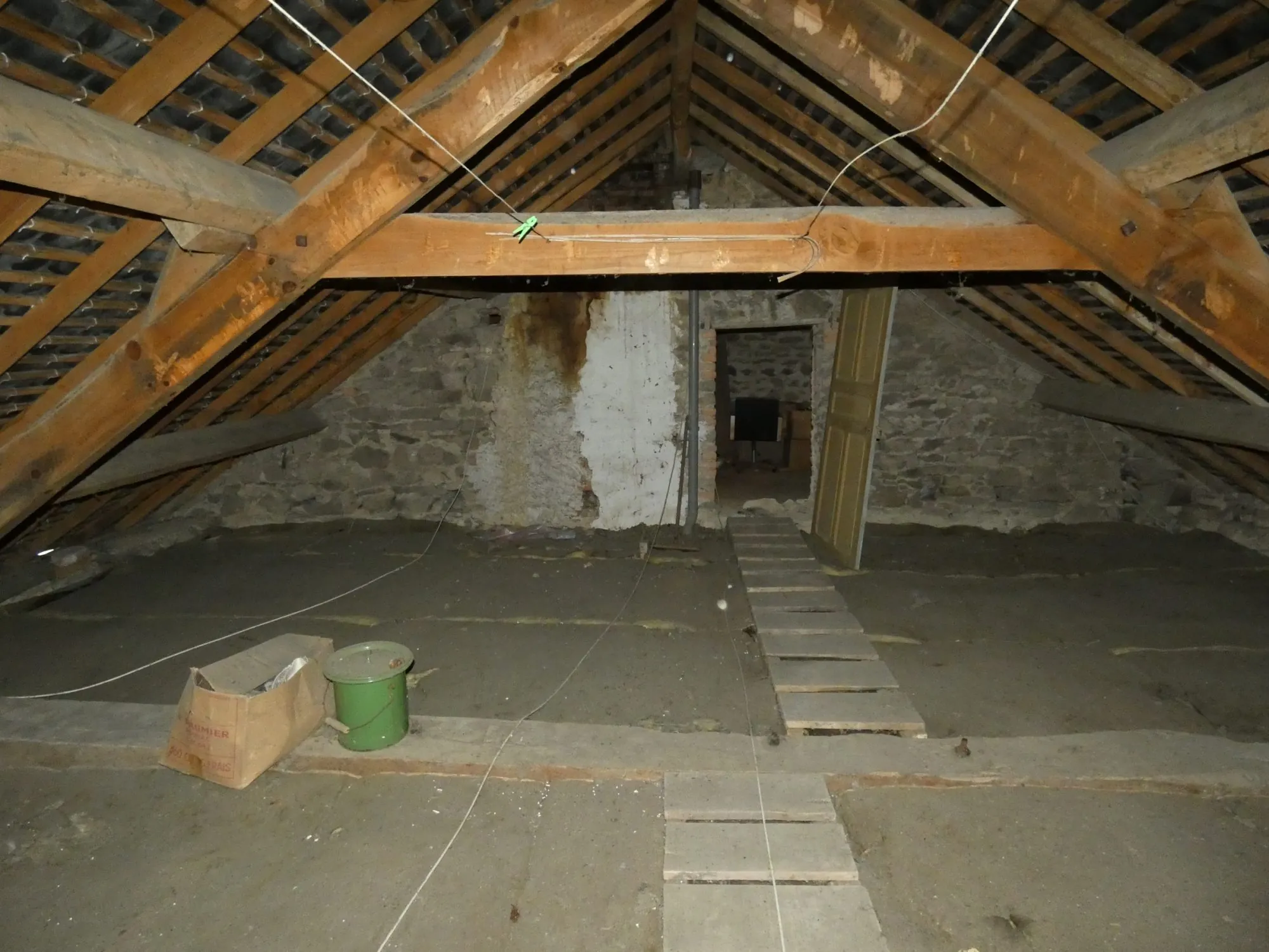 Grande maison avec plusieurs granges, cour et jardin à Jarnages 
