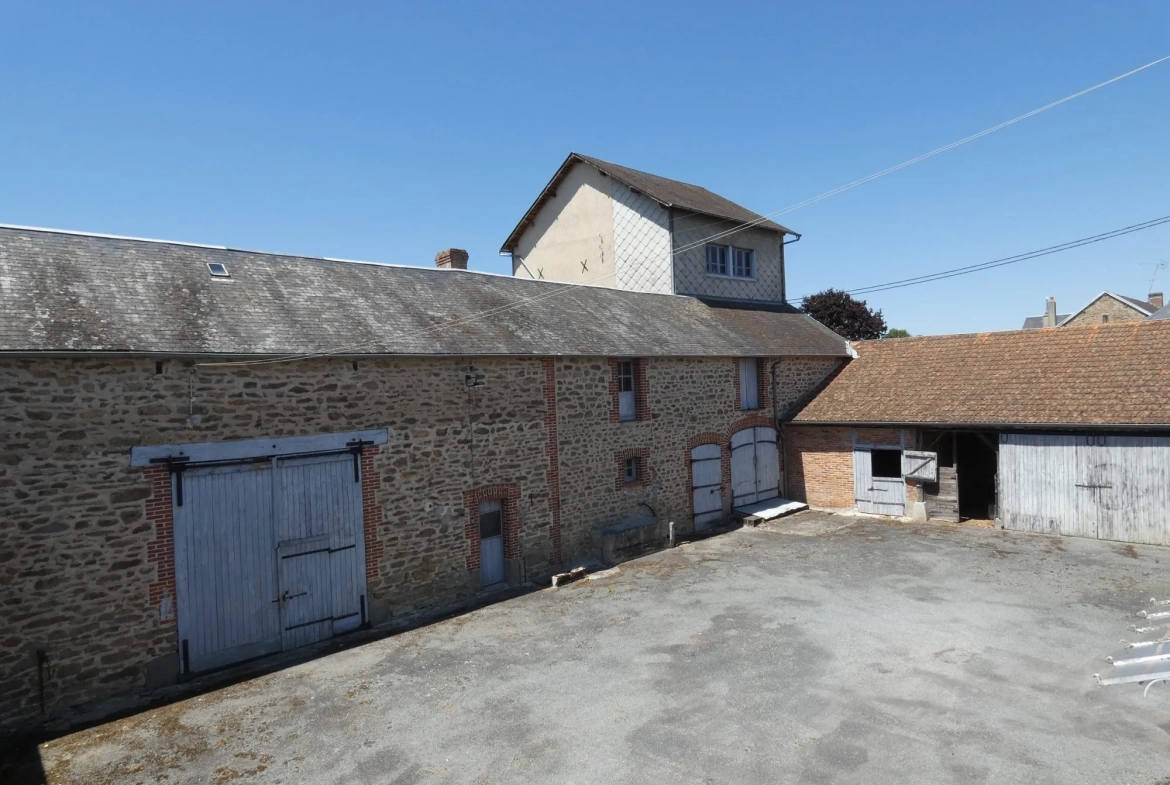 Grande maison avec plusieurs granges, cour et jardin à Jarnages 