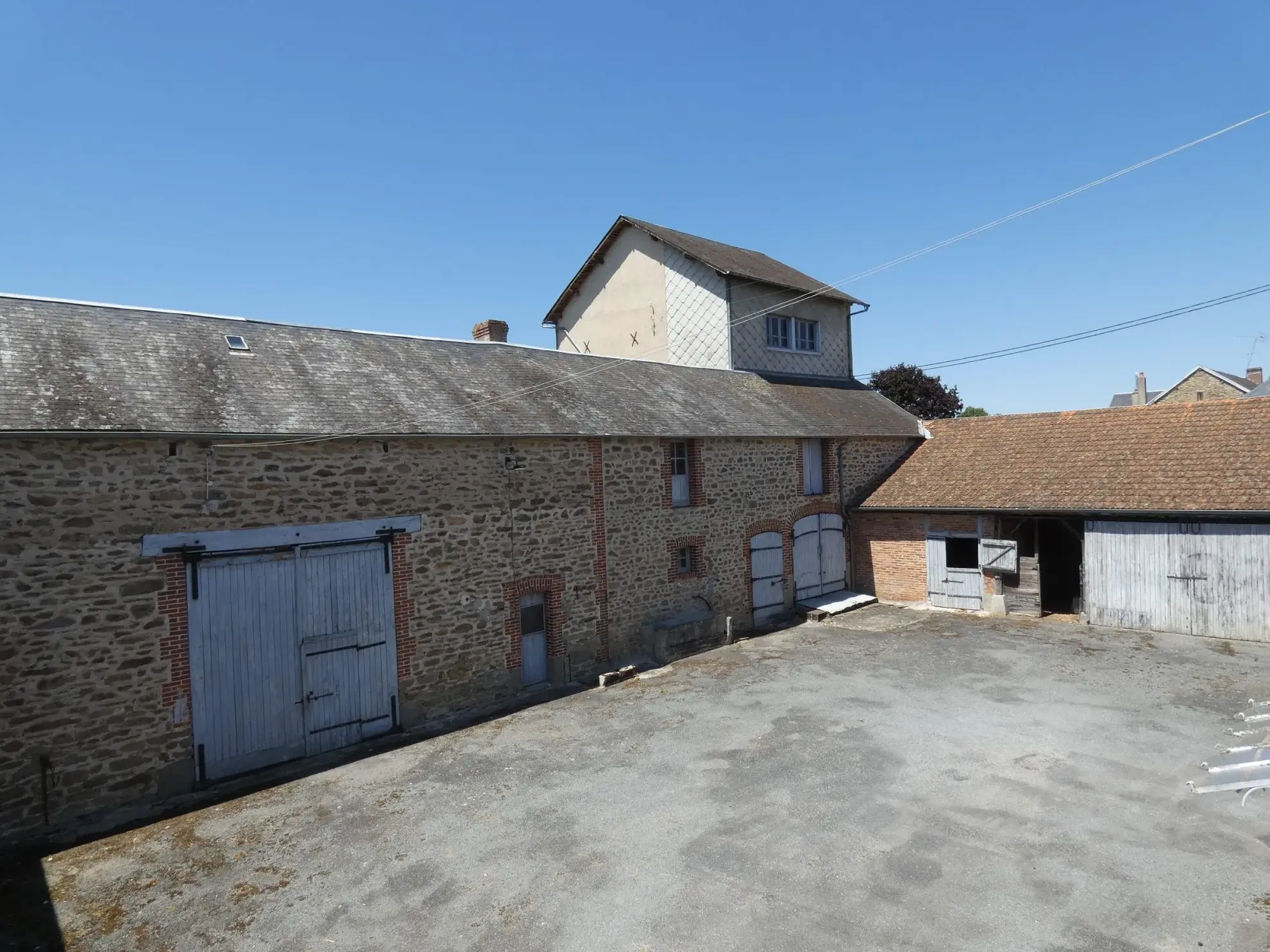 Grande maison avec plusieurs granges, cour et jardin à Jarnages 