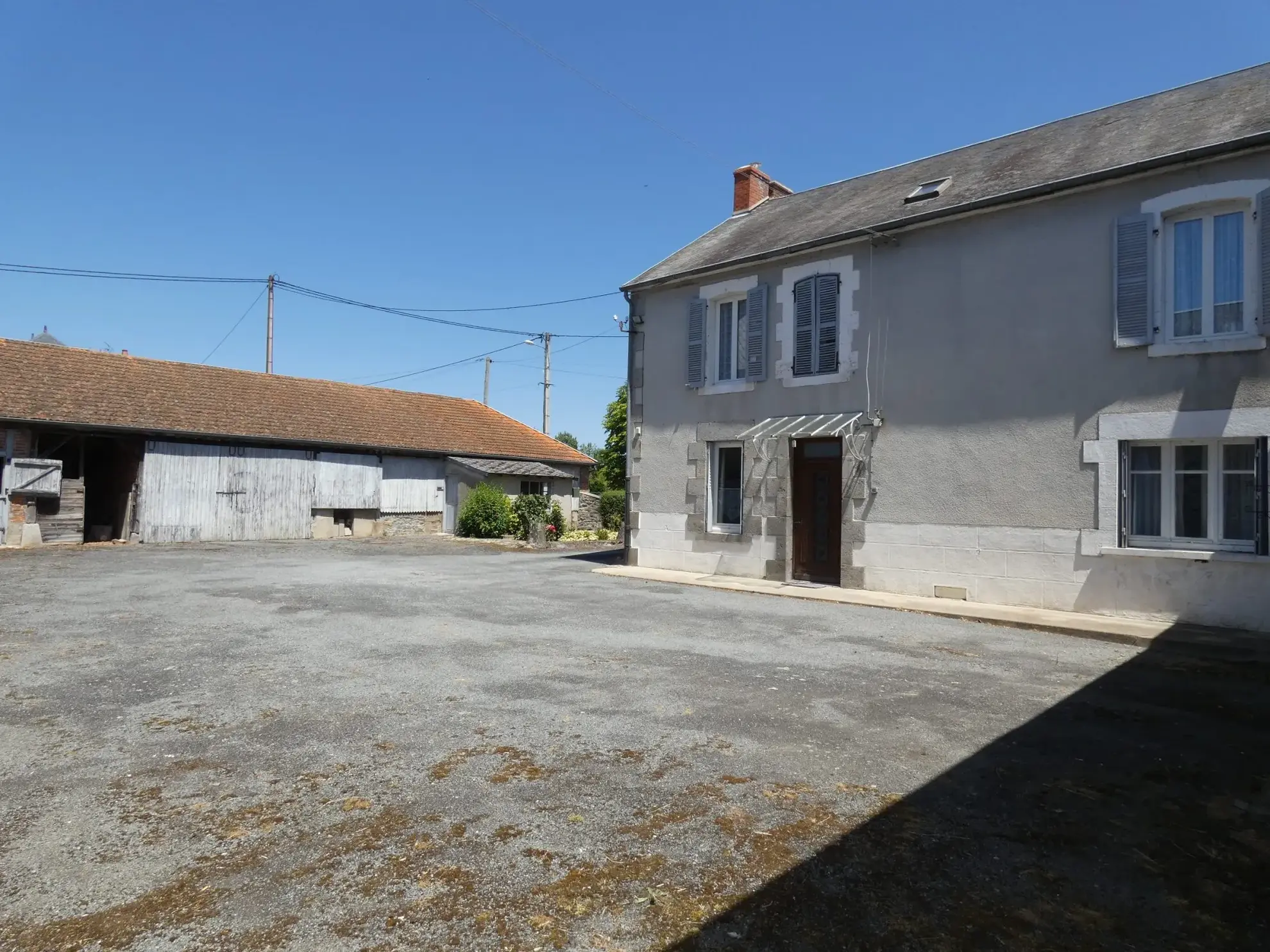 Grande maison avec plusieurs granges, cour et jardin à Jarnages 