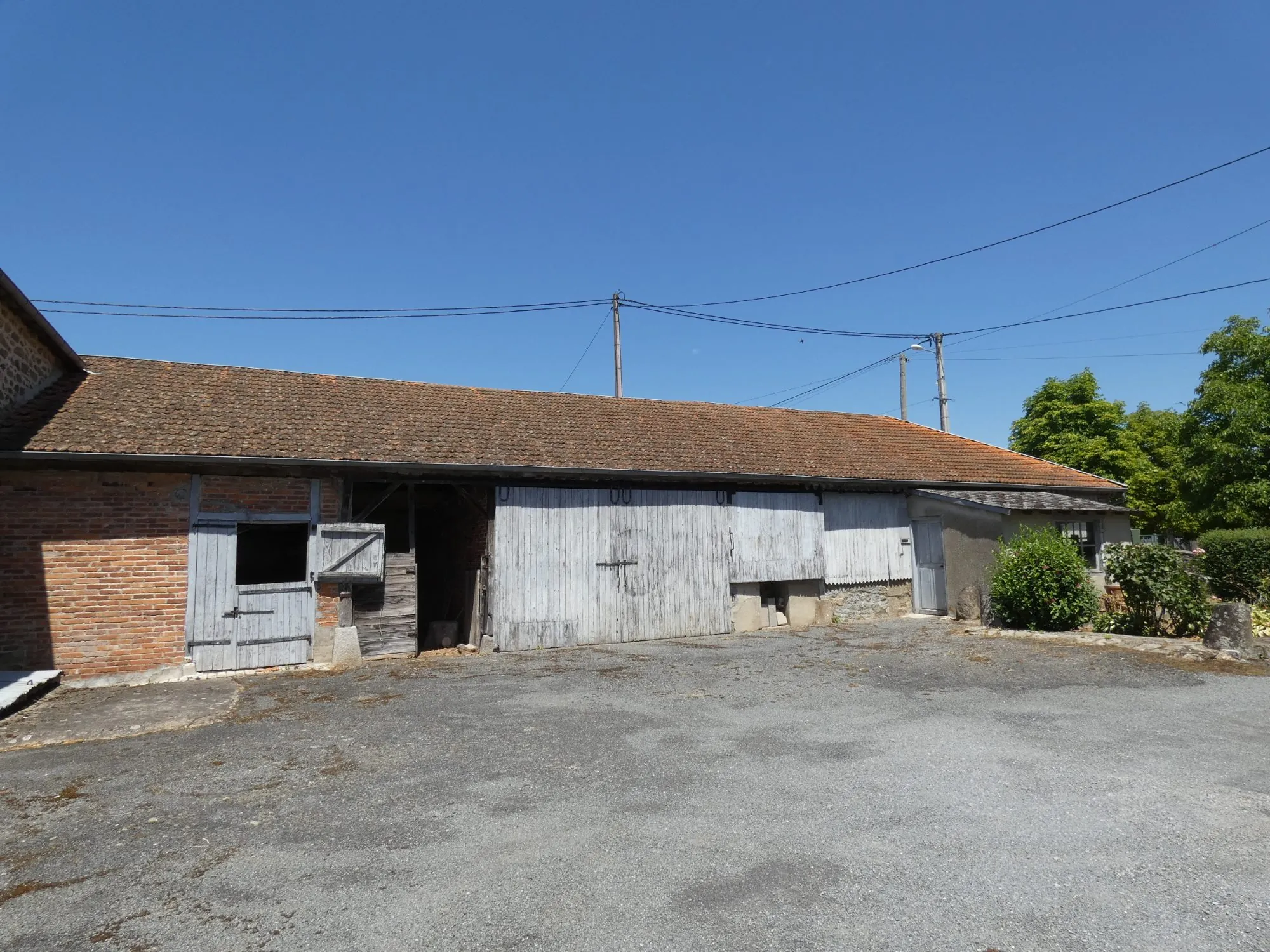 Grande maison avec plusieurs granges, cour et jardin à Jarnages 