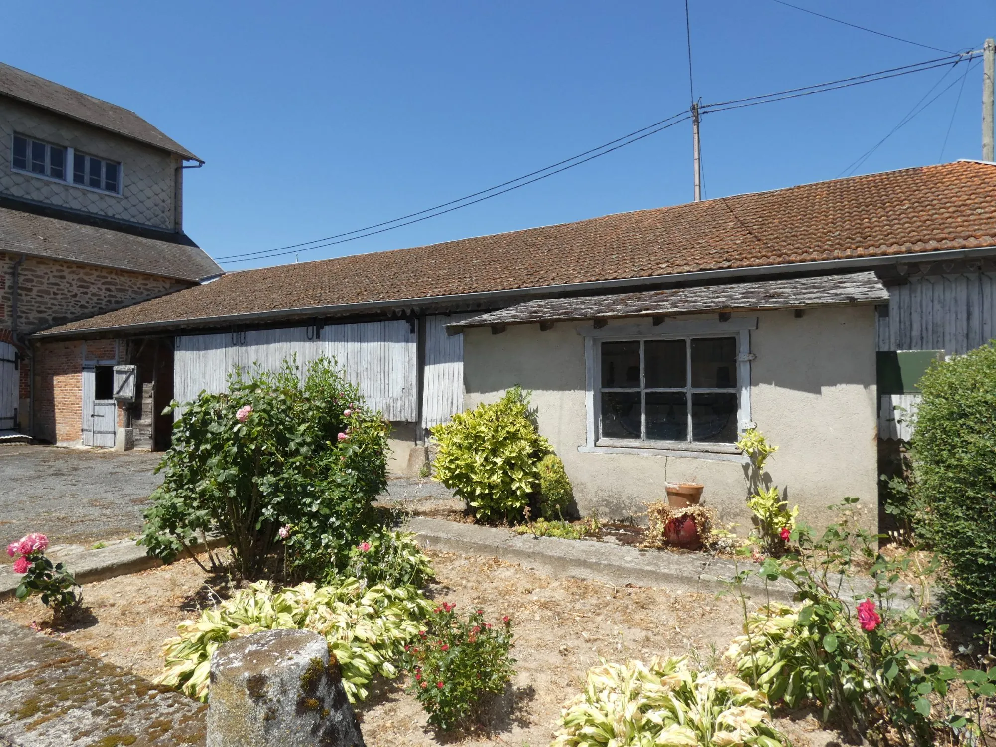 Grande maison avec plusieurs granges, cour et jardin à Jarnages 