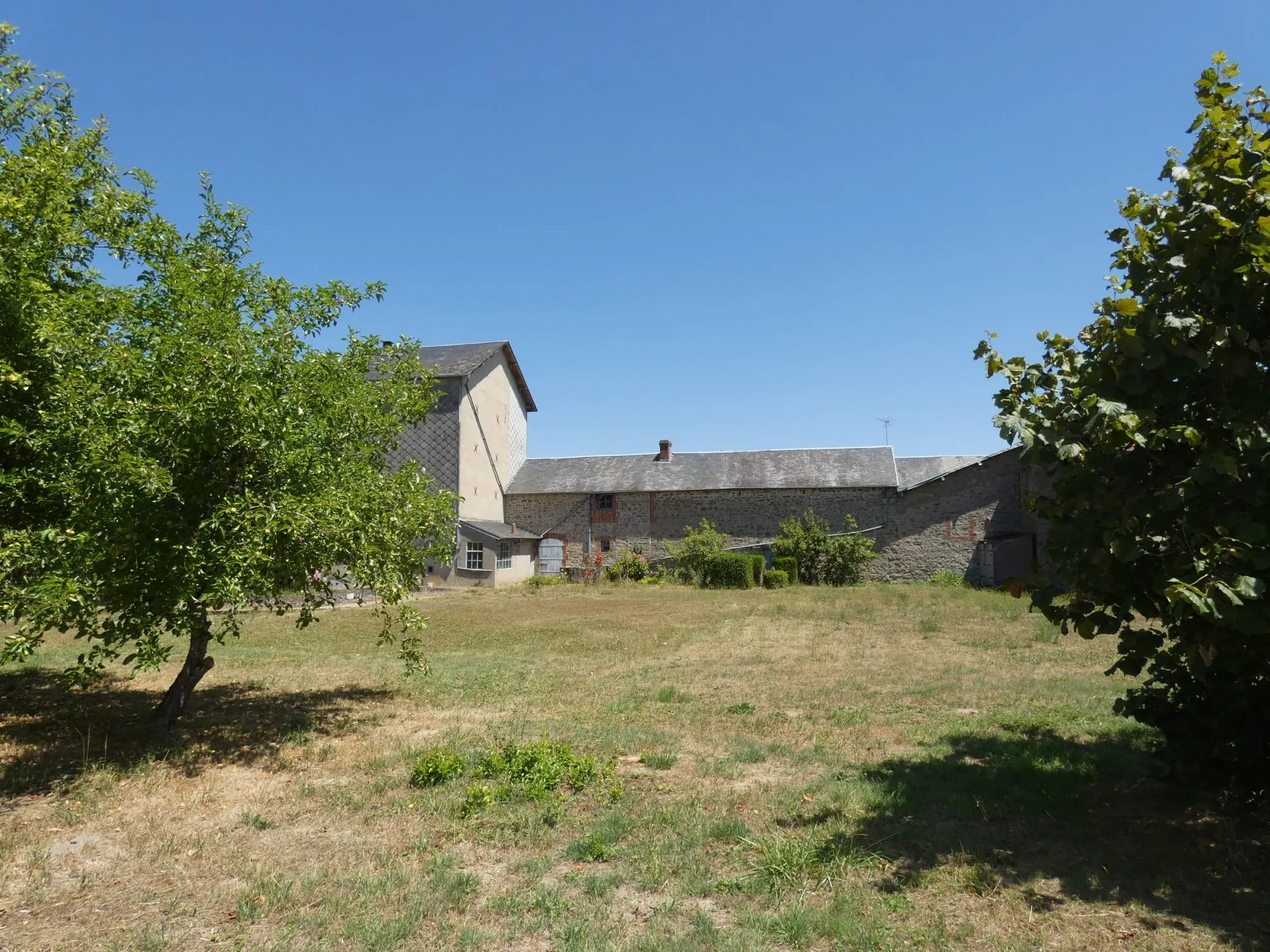 Grande maison avec plusieurs granges, cour et jardin à Jarnages 