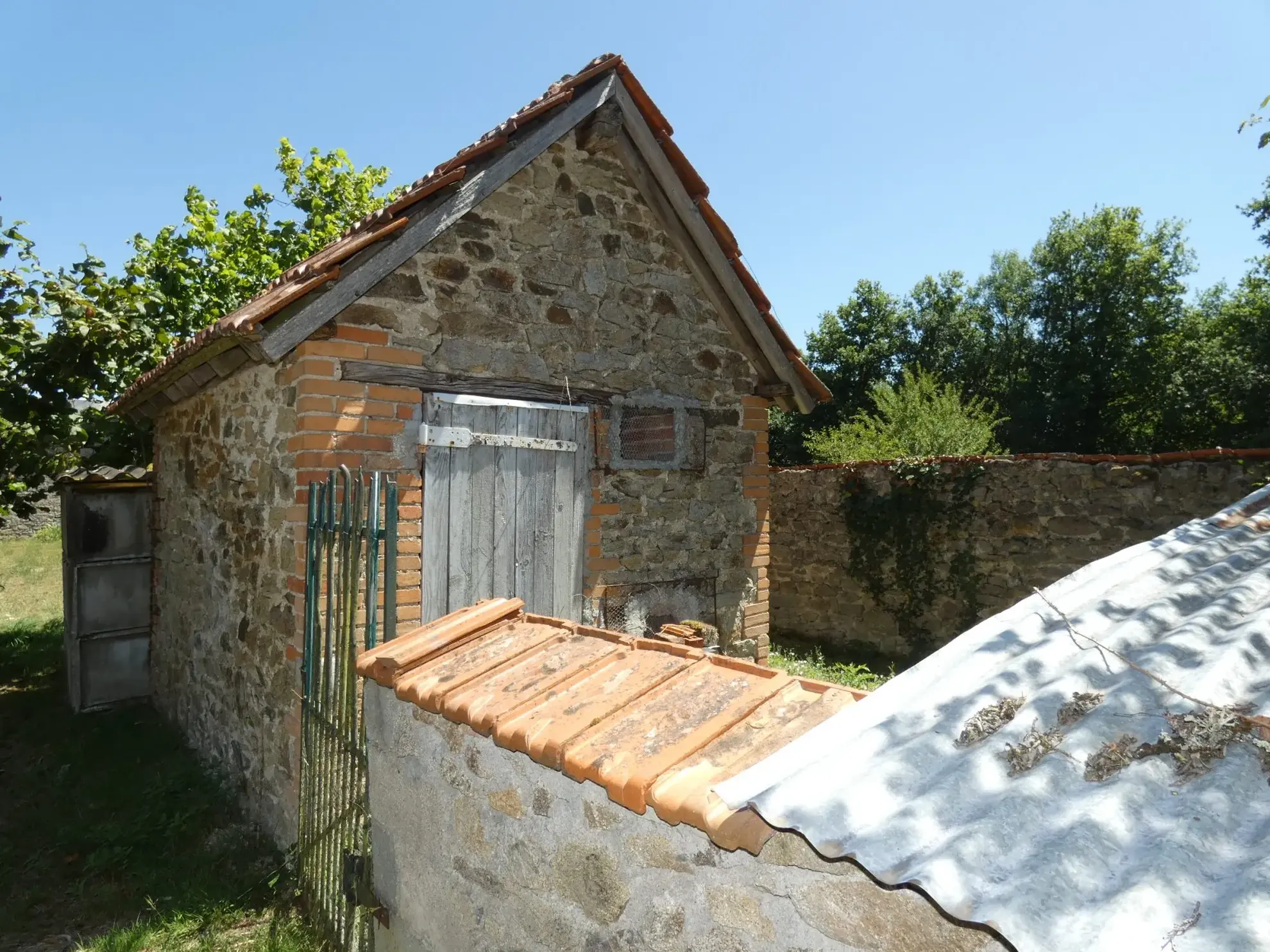 Grande maison avec plusieurs granges, cour et jardin à Jarnages 