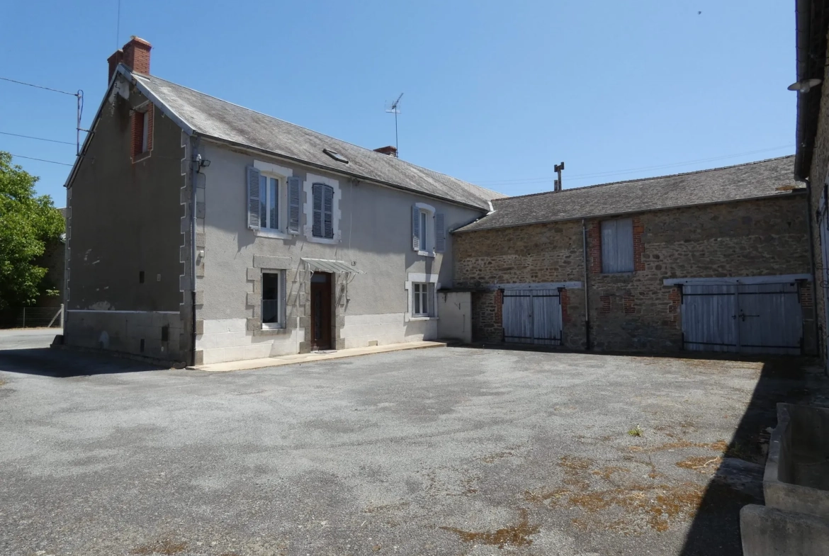 Grande maison avec plusieurs granges, cour et jardin à Jarnages 