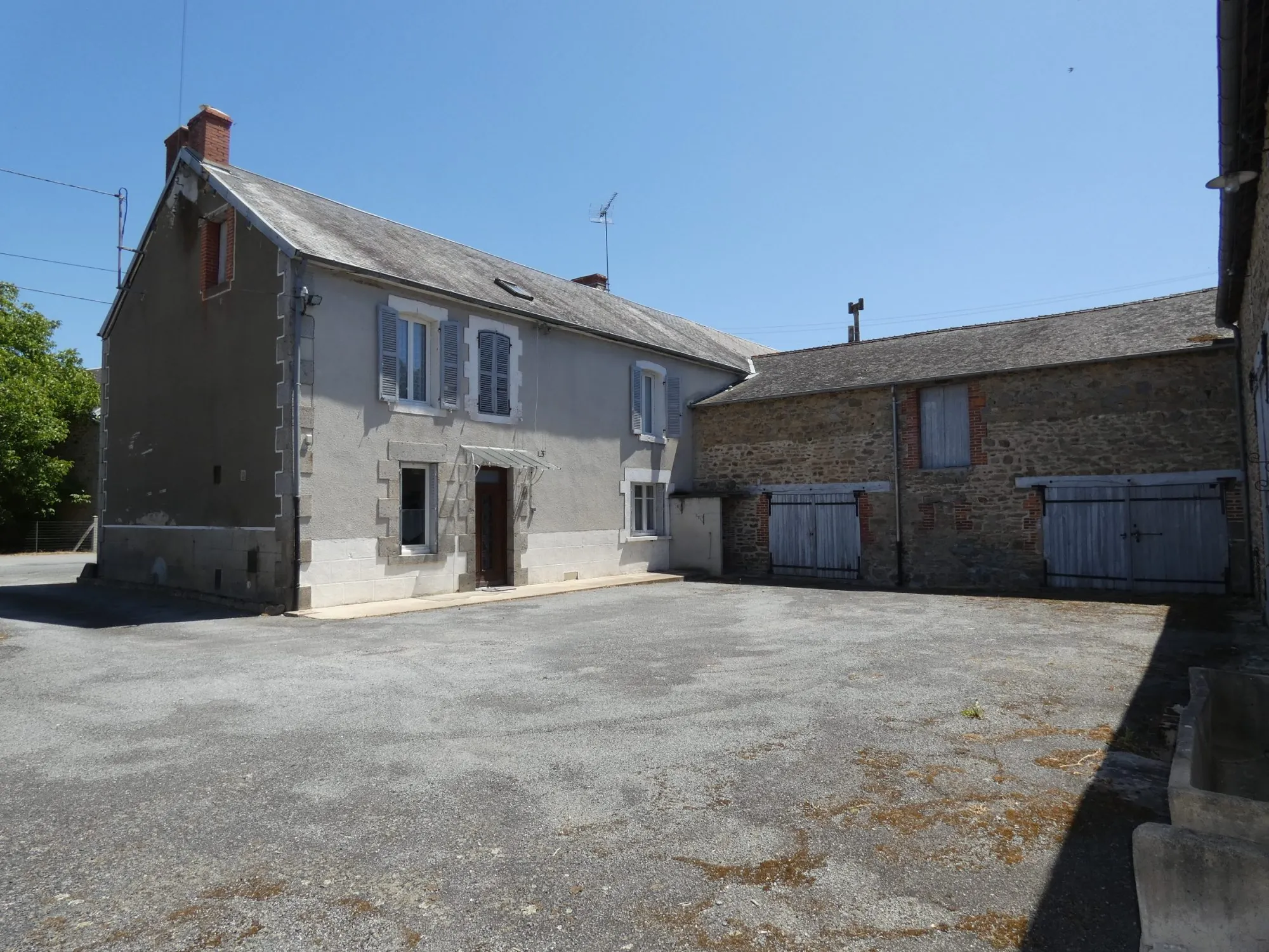 Grande maison avec plusieurs granges, cour et jardin à Jarnages 