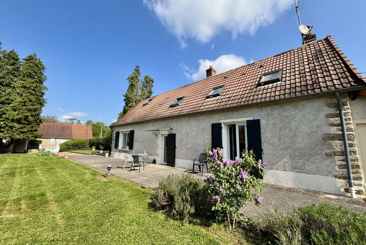 À vendre longue longère de 105 m² avec terrain à Saint-Benin-d'Azy 