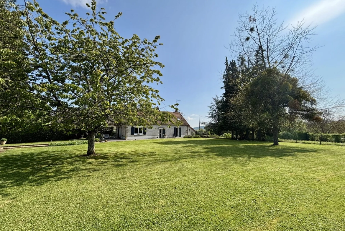 À vendre longue longère de 105 m² avec terrain à Saint-Benin-d'Azy 