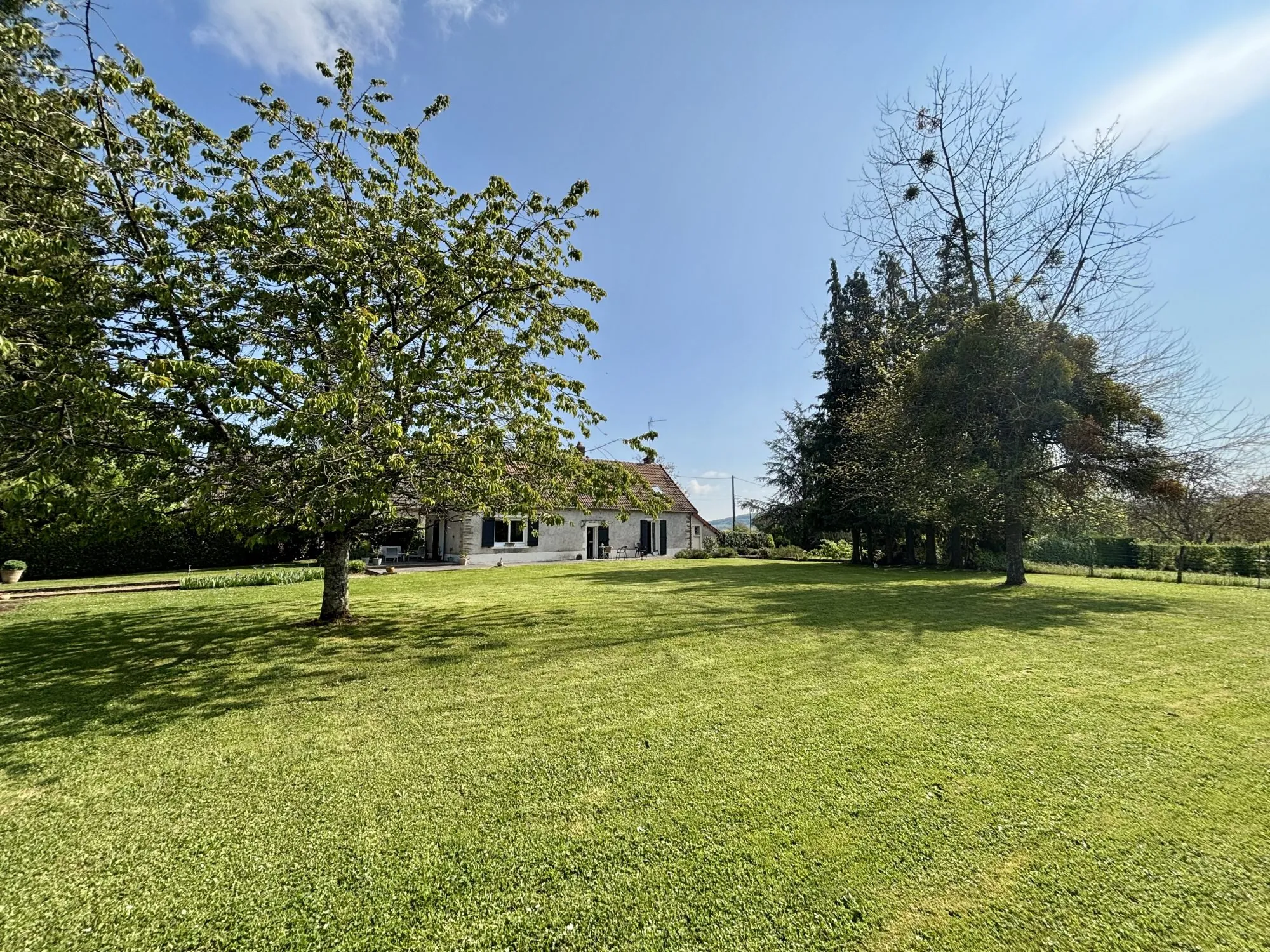 À vendre longue longère de 105 m² avec terrain à Saint-Benin-d'Azy 