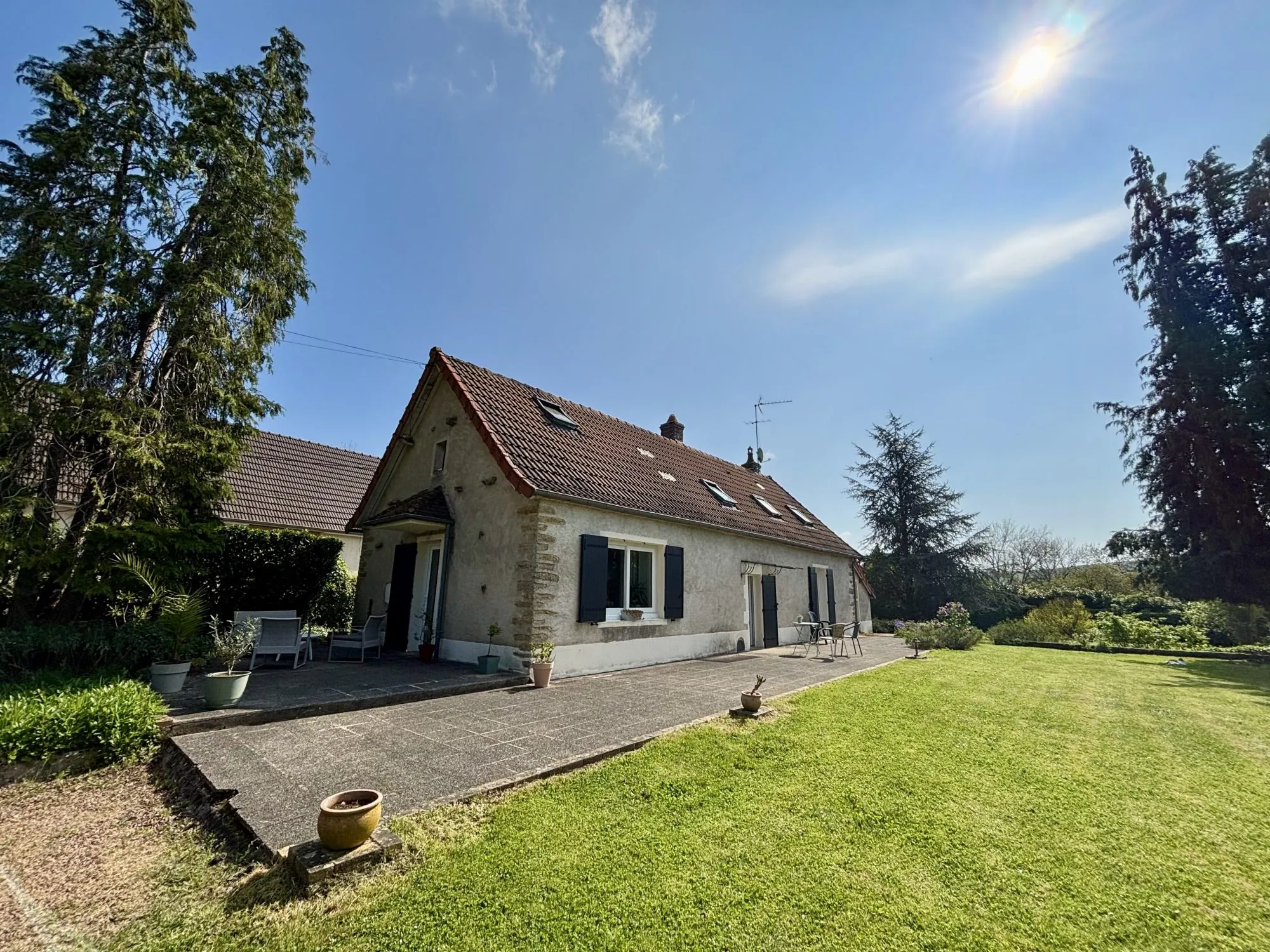 À vendre longue longère de 105 m² avec terrain à Saint-Benin-d'Azy 