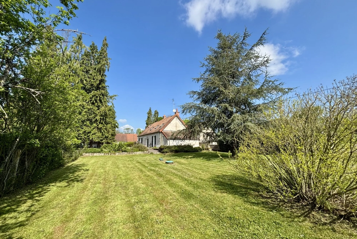 À vendre longue longère de 105 m² avec terrain à Saint-Benin-d'Azy 