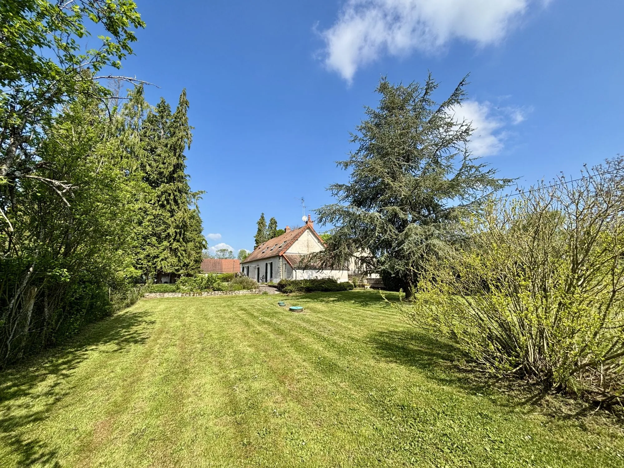 À vendre longue longère de 105 m² avec terrain à Saint-Benin-d'Azy 