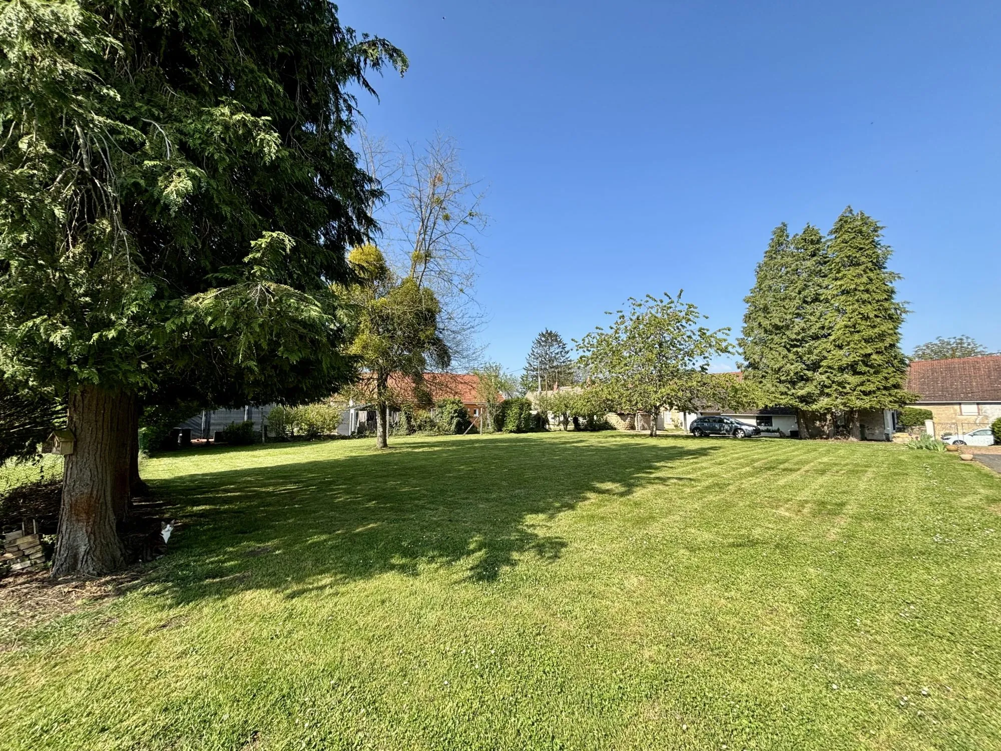 À vendre longue longère de 105 m² avec terrain à Saint-Benin-d'Azy 