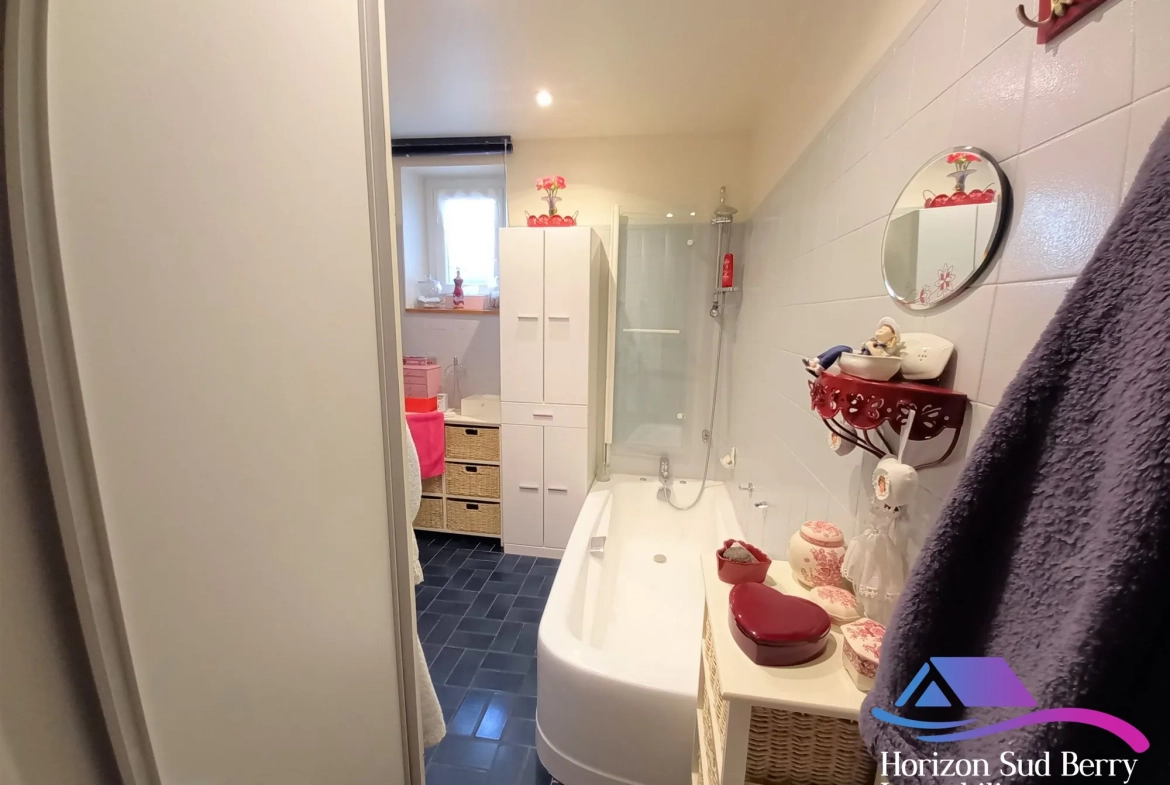 salle de bains Maison rénovée avec jardin et garage dans le Sud du Berry 