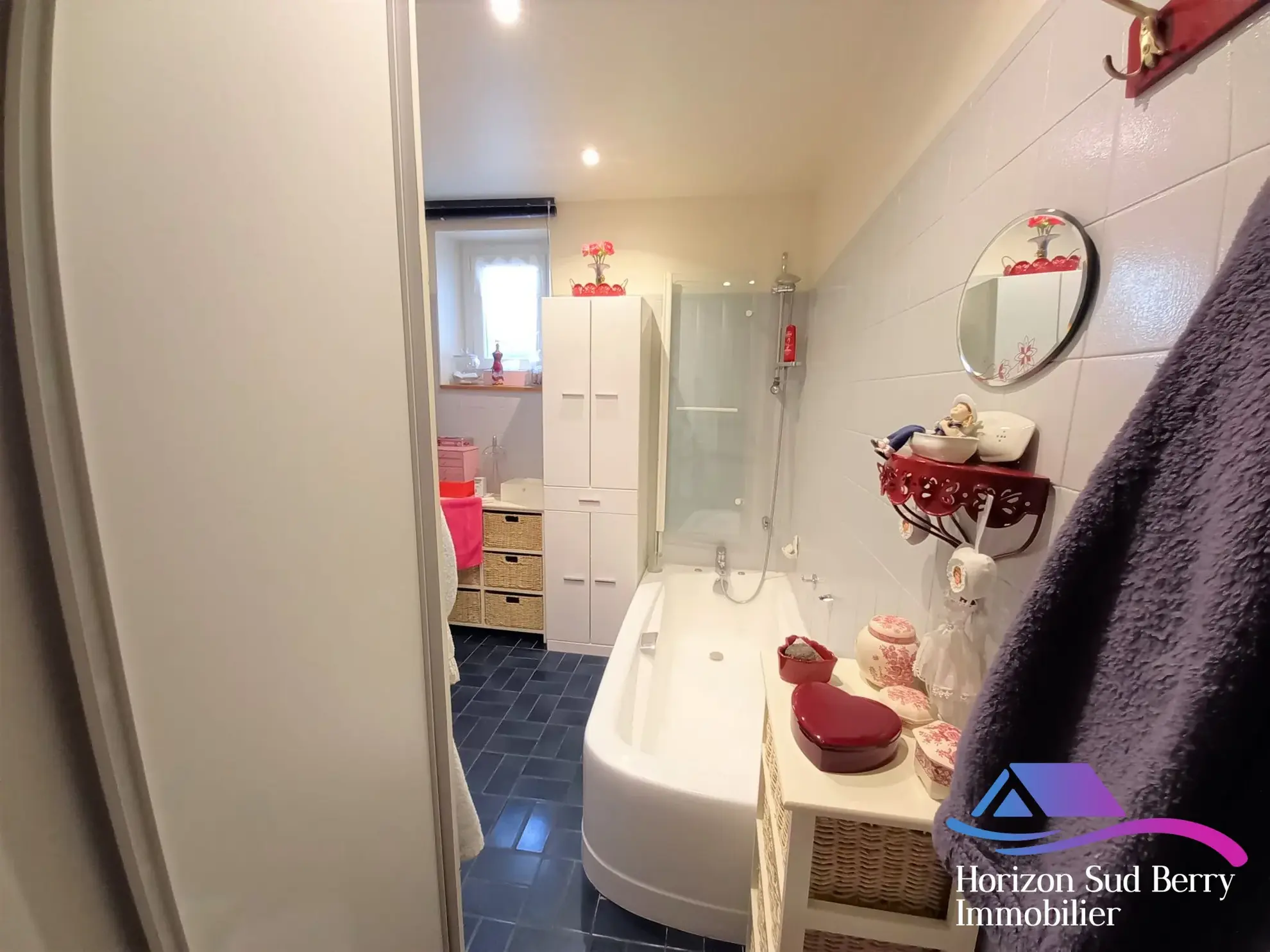 salle de bains Maison rénovée avec jardin et garage dans le Sud du Berry 