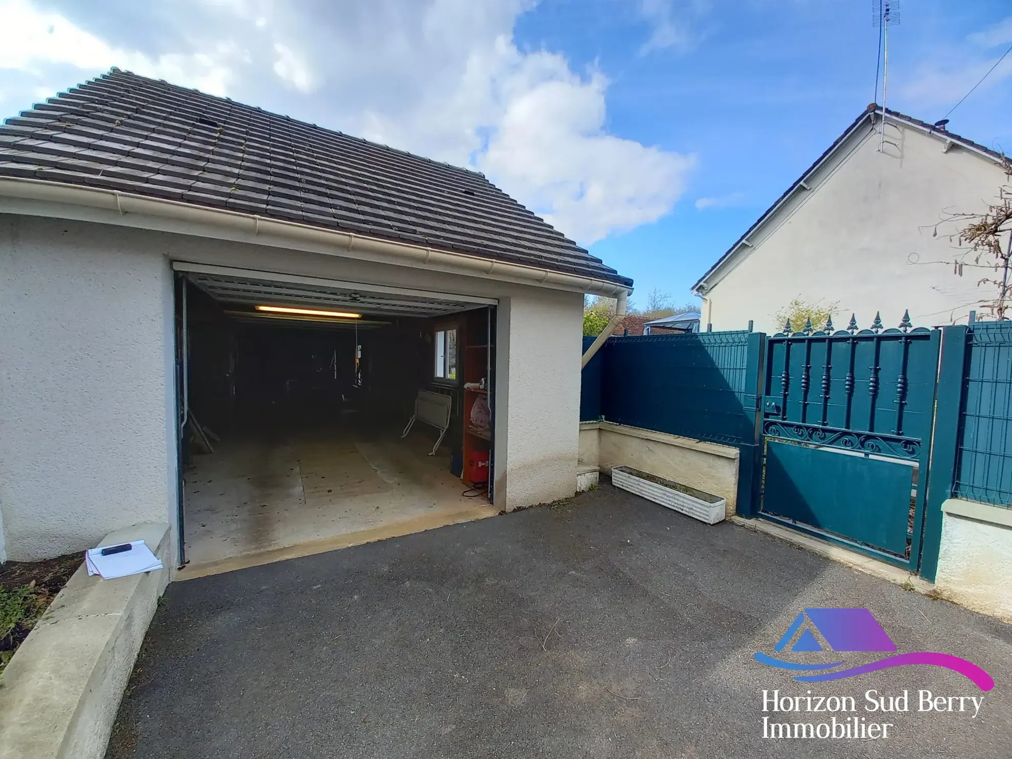 garage Maison rénovée avec jardin et garage dans le Sud du Berry 