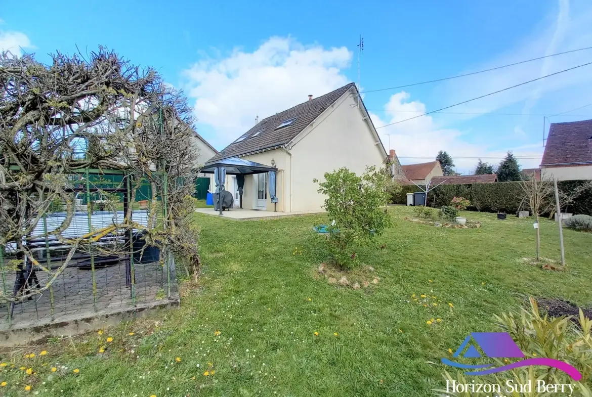 Façade arrière et jardin Maison rénovée avec jardin et garage dans le Sud du Berry 