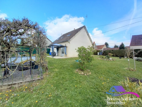 Façade arrière et jardin Maison rénovée avec jardin et garage dans le Sud du Berry