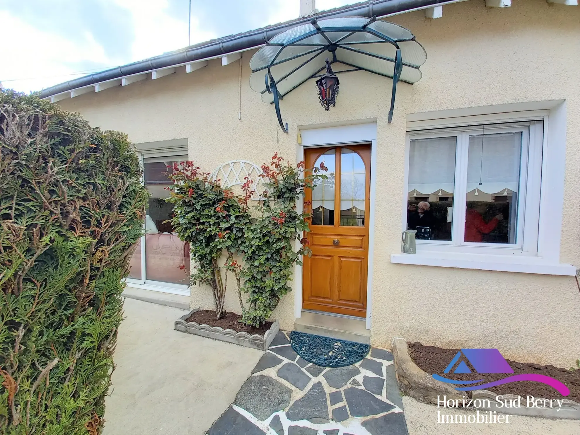 Entrée Maison rénovée avec jardin et garage dans le Sud du Berry 