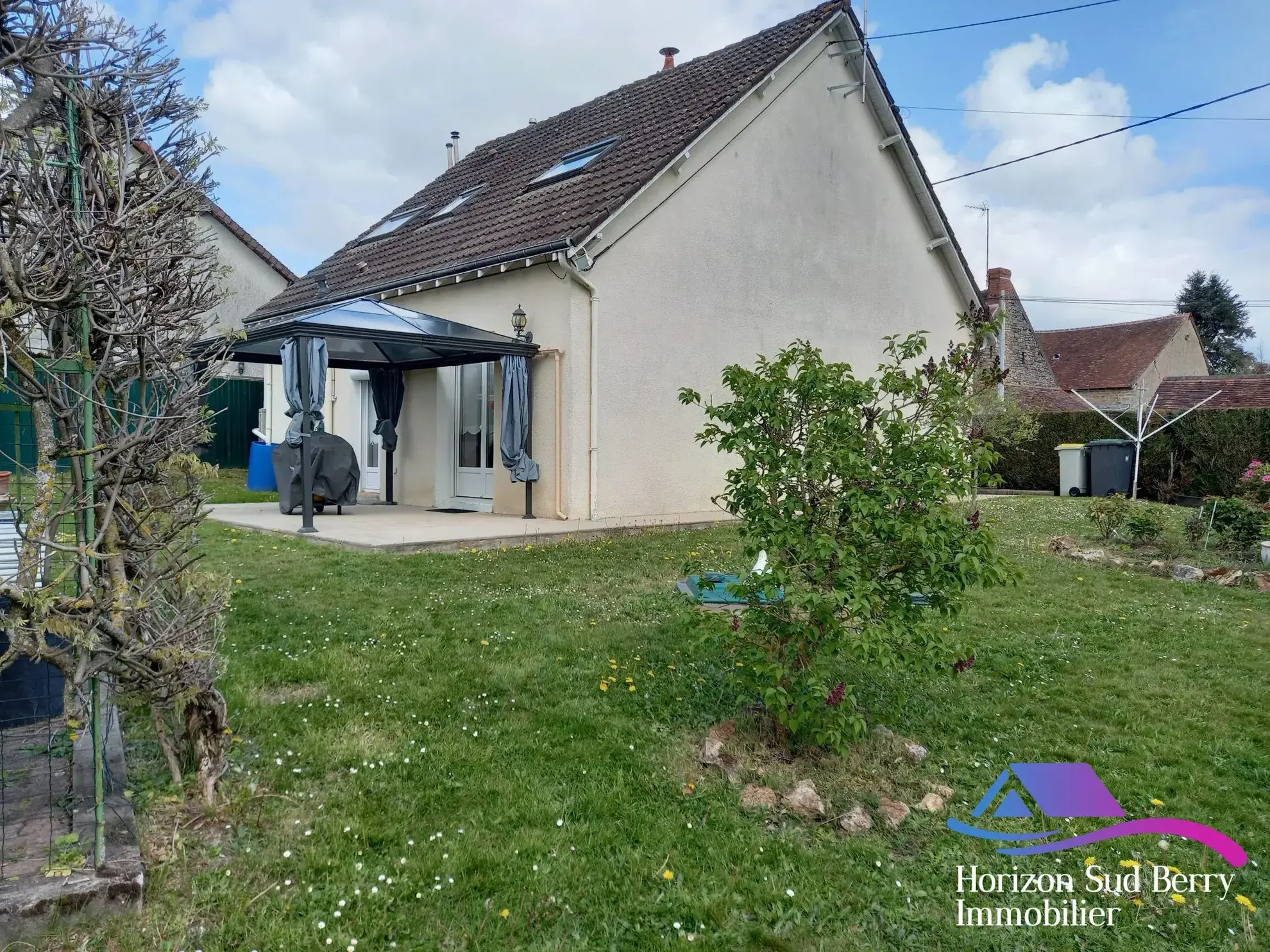 facade arrière Maison rénovée avec jardin et garage dans le Sud du Berry 